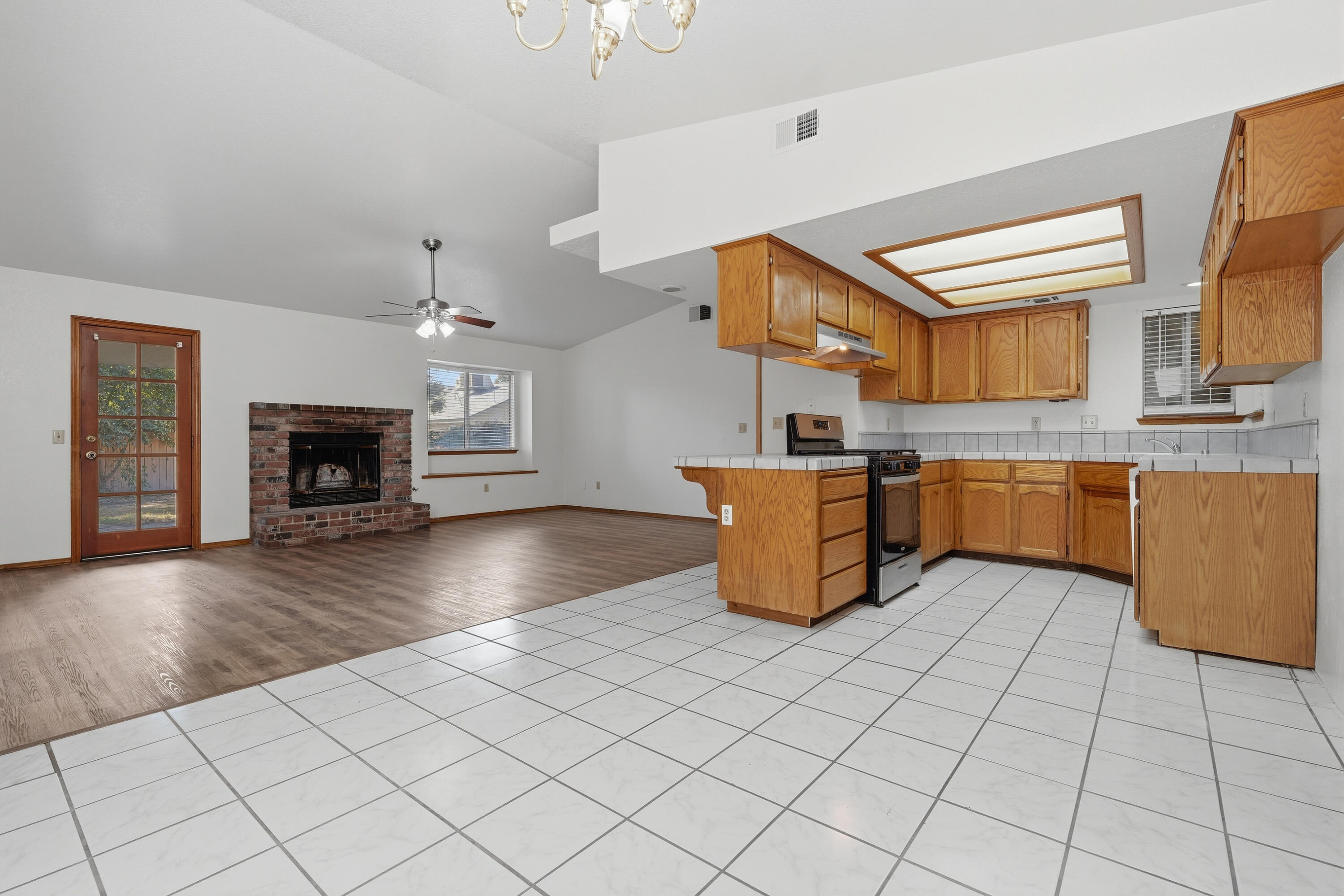 851 N Crenshaw St, Visalia, CA 93291