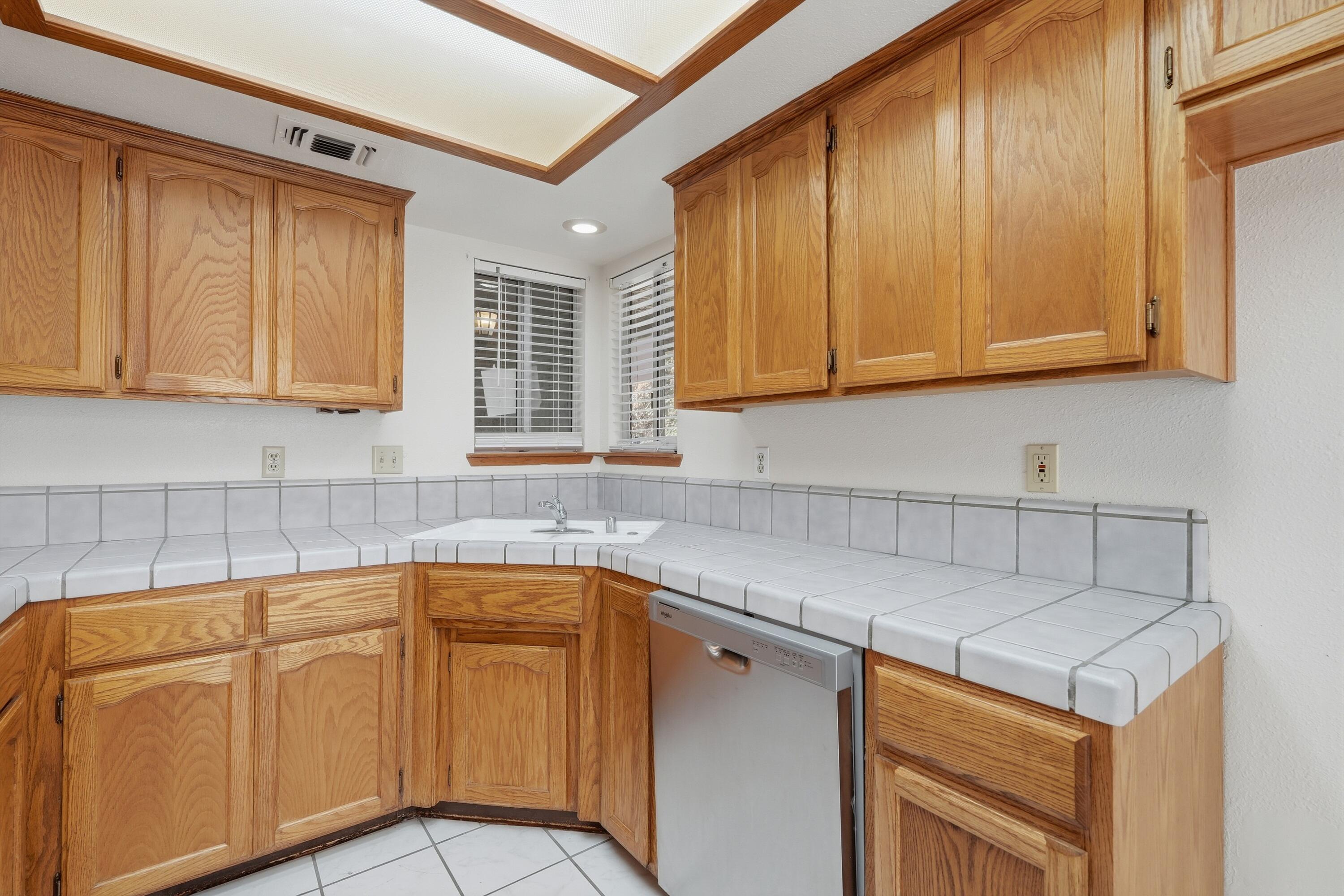 851 N Crenshaw St, Visalia, CA 93291