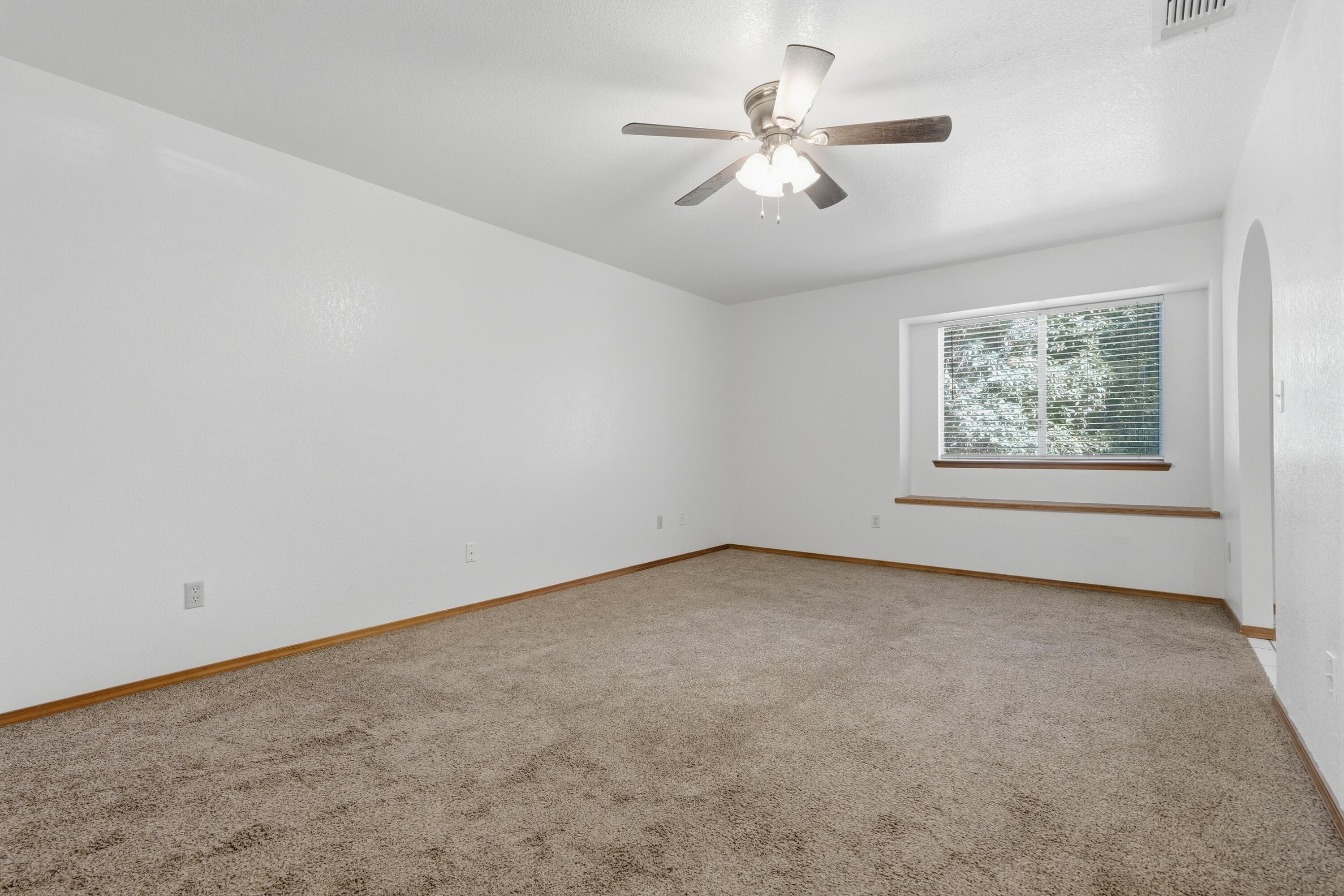 851 N Crenshaw St, Visalia, CA 93291