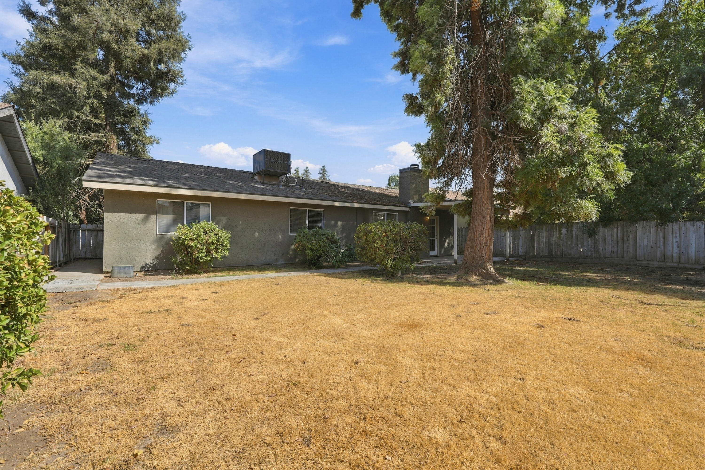 851 N Crenshaw St, Visalia, CA 93291