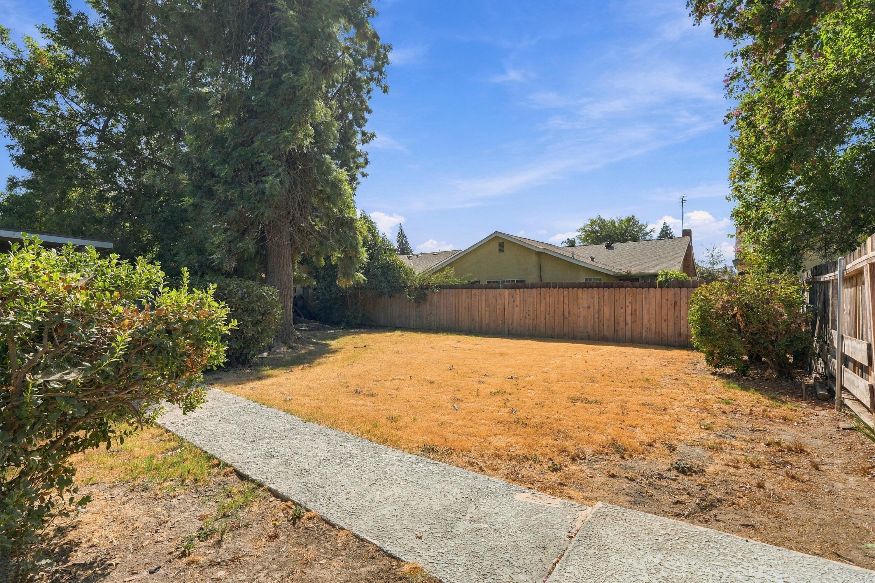851 N Crenshaw St, Visalia, CA 93291