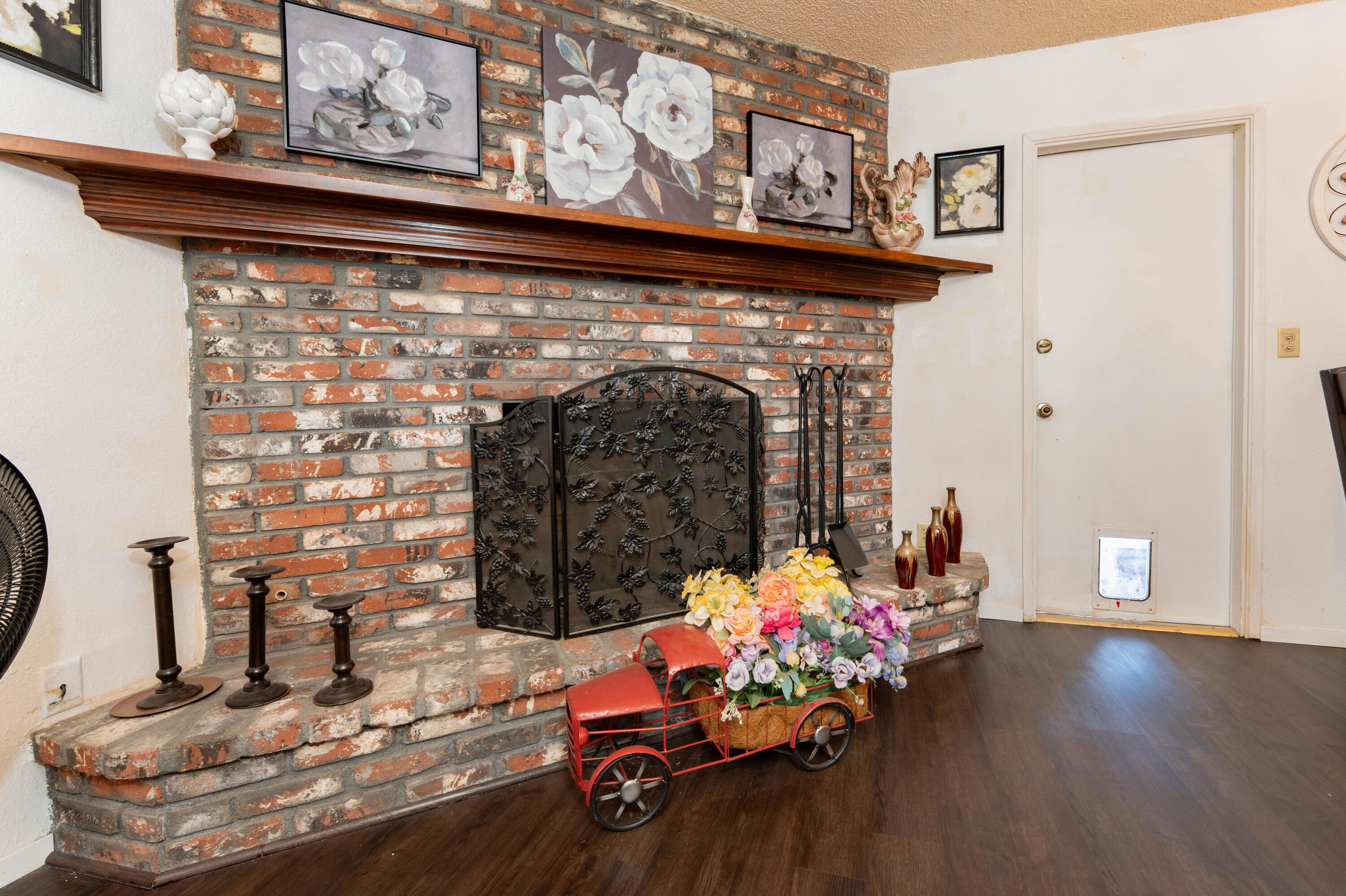 1681 W Wall Ln, Porterville, CA 93257