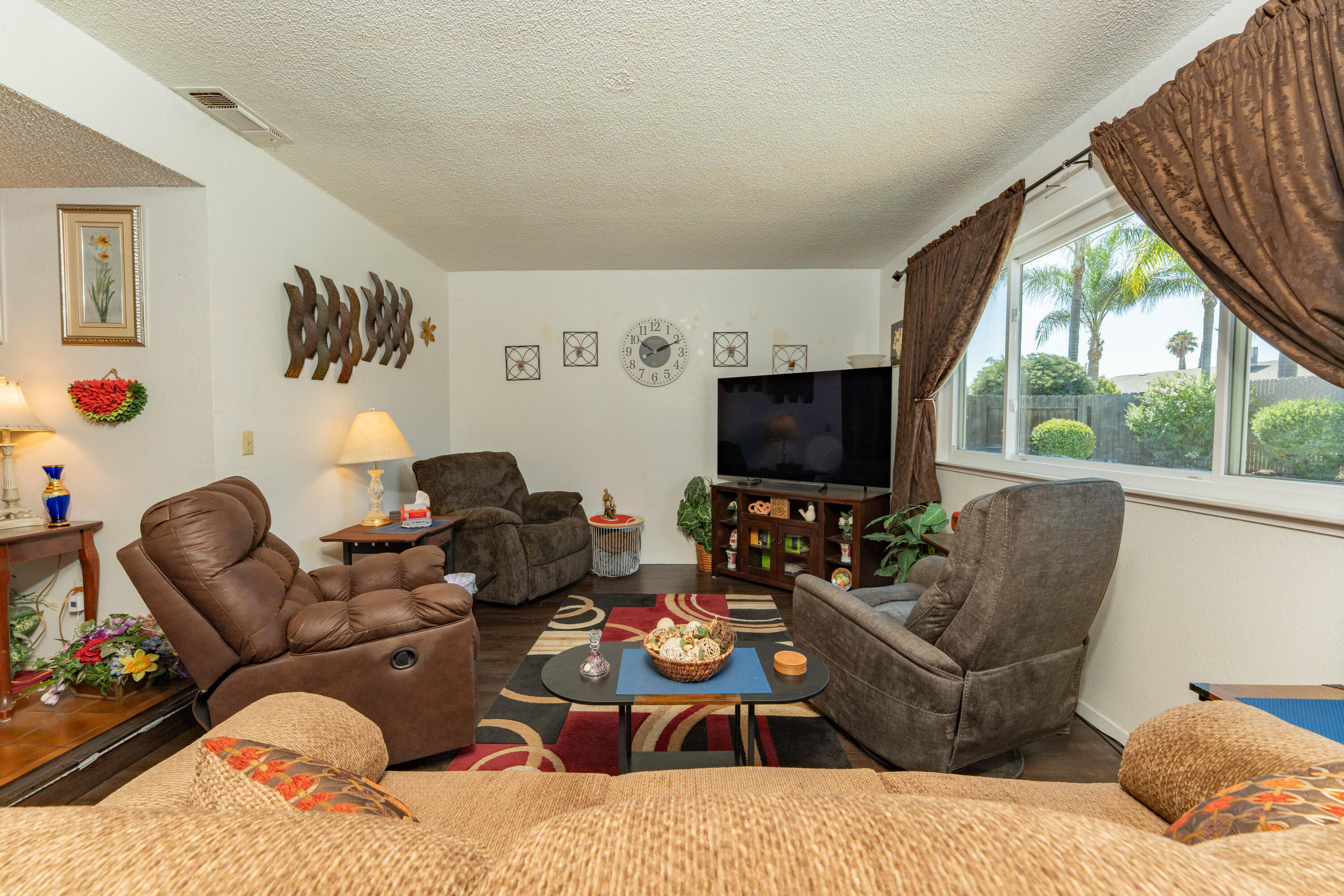 1681 W Wall Ln, Porterville, CA 93257
