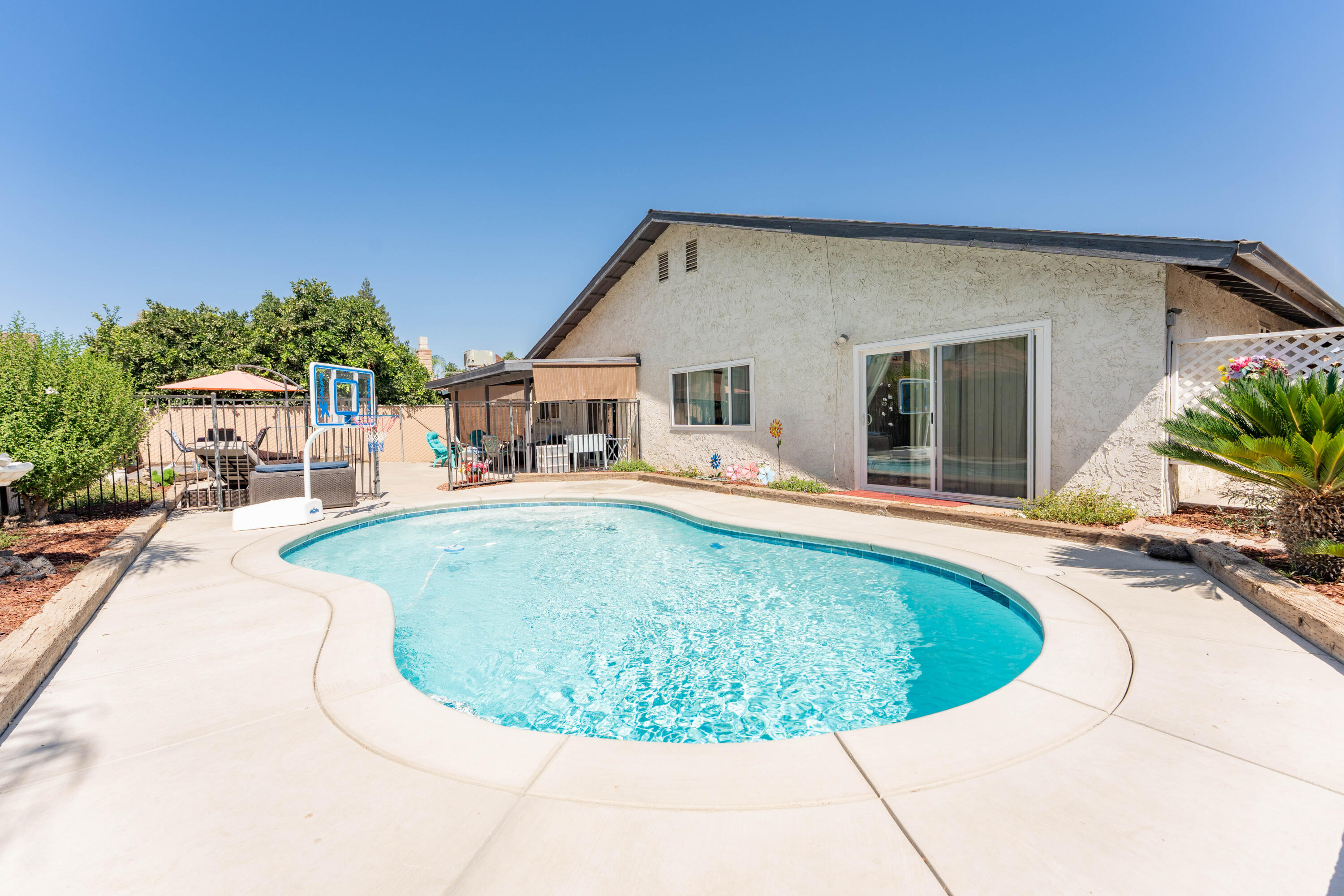 1681 W Wall Ln, Porterville, CA 93257
