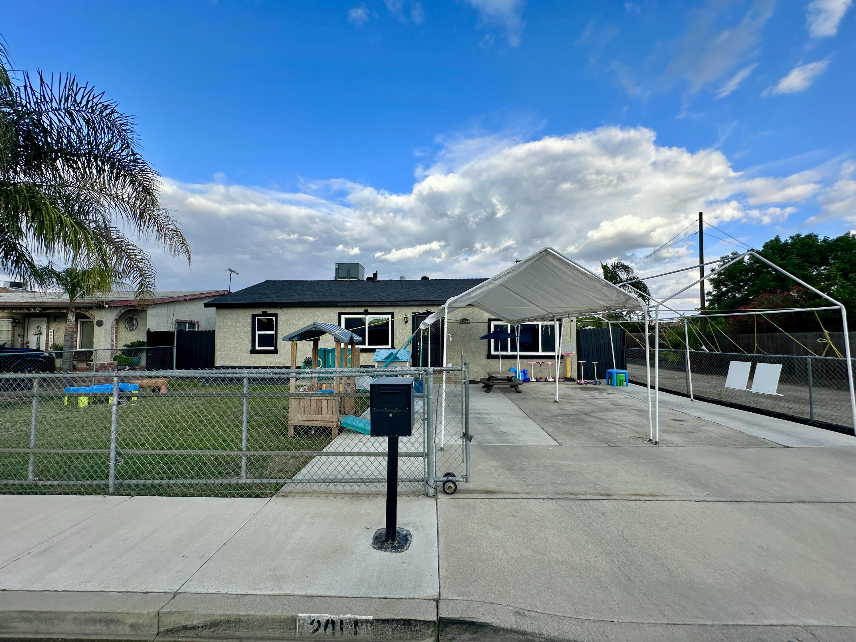 2014 Rounds St, Delano, CA 93215