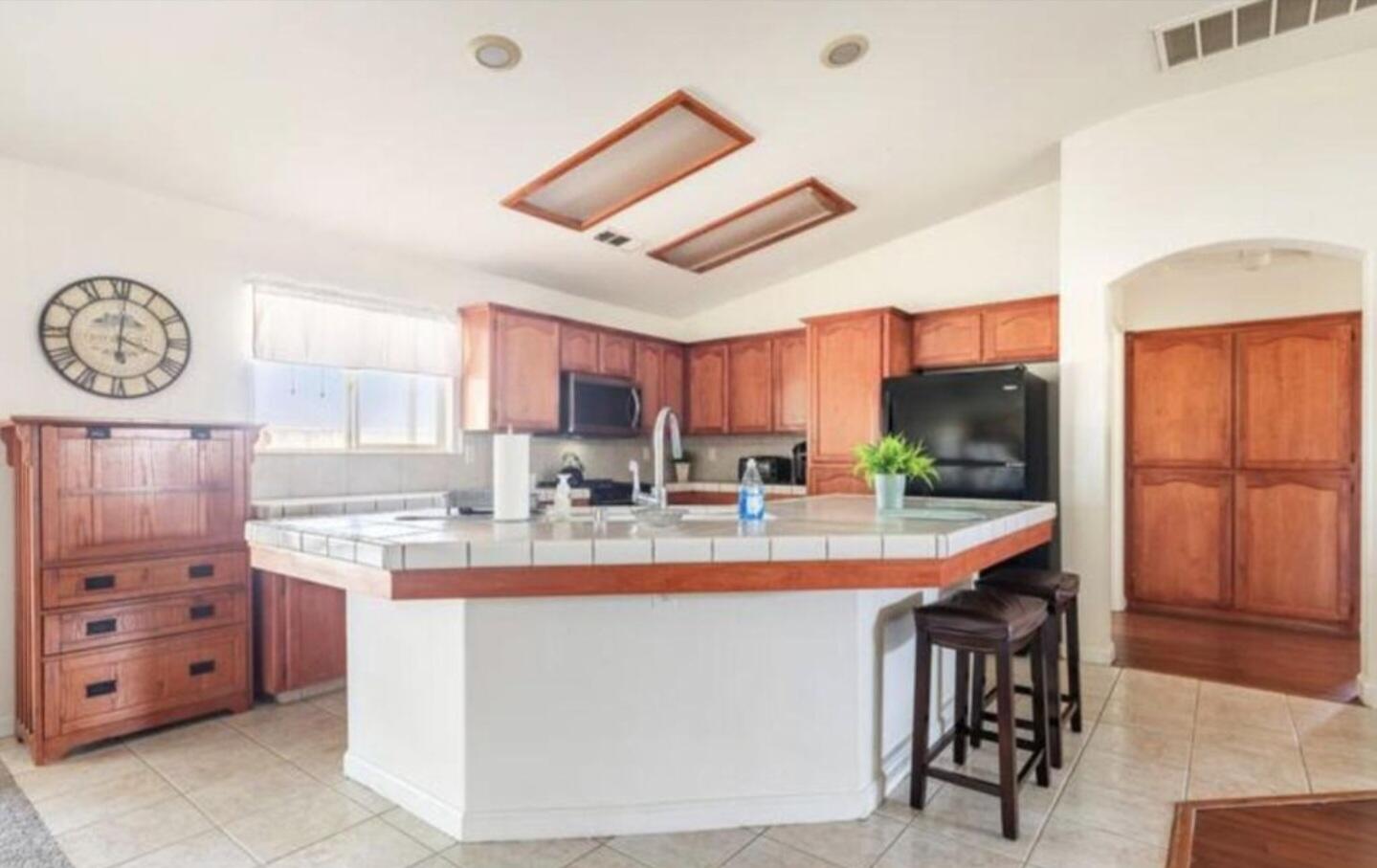 1239 Linda Way, Porterville, CA 93257