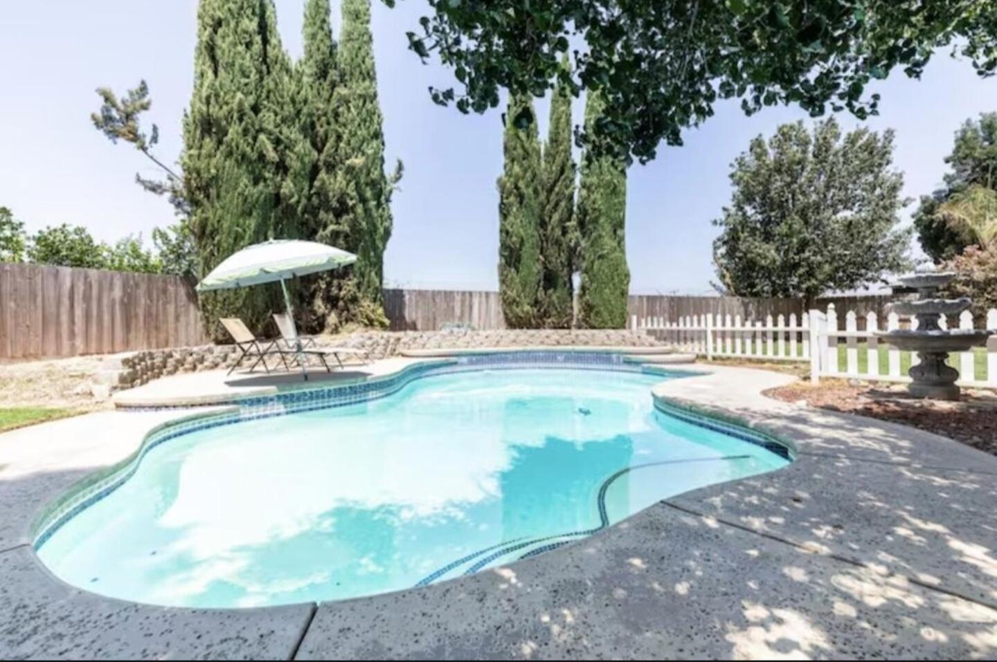 1239 Linda Way, Porterville, CA 93257