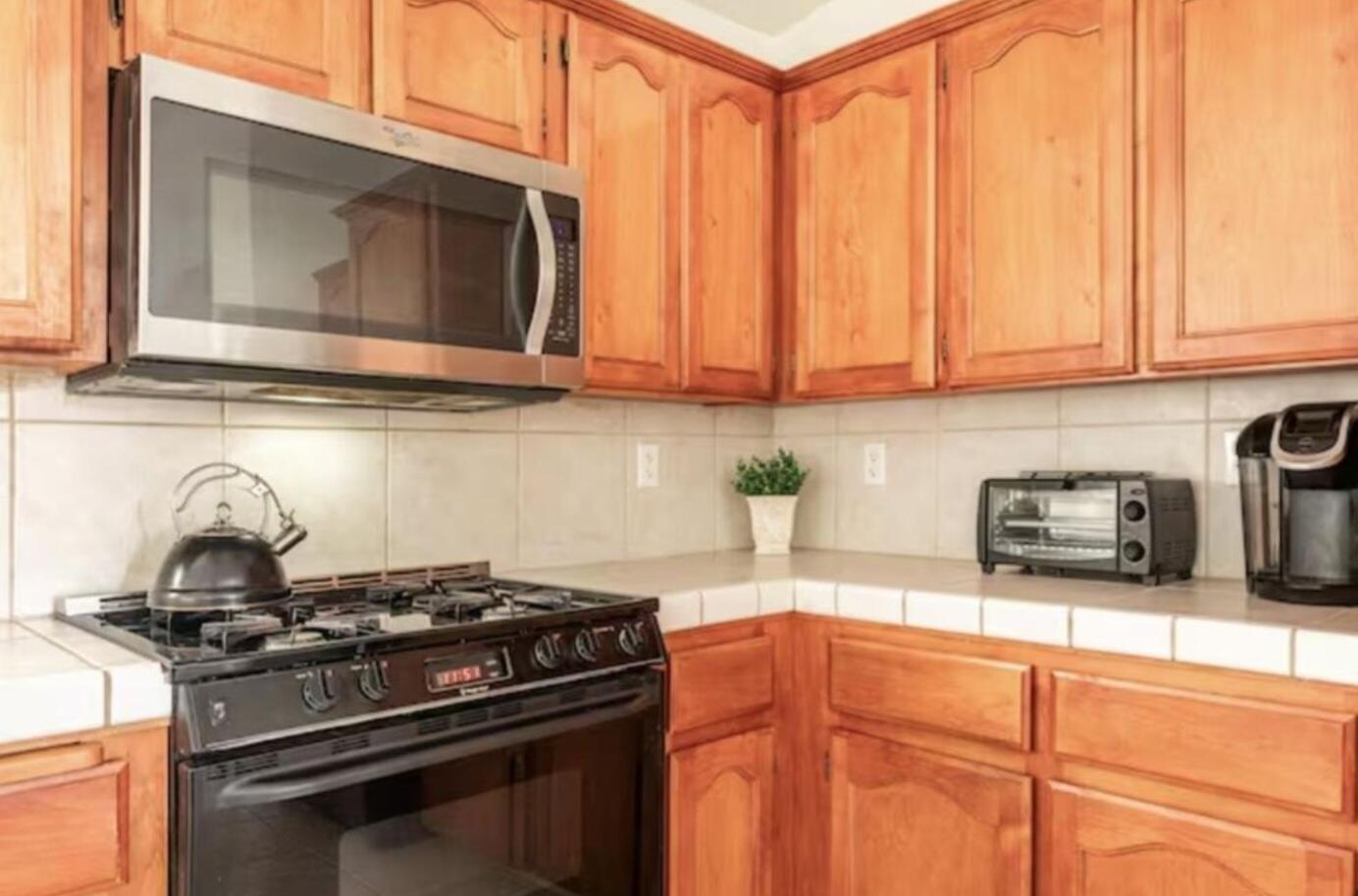 1239 Linda Way, Porterville, CA 93257
