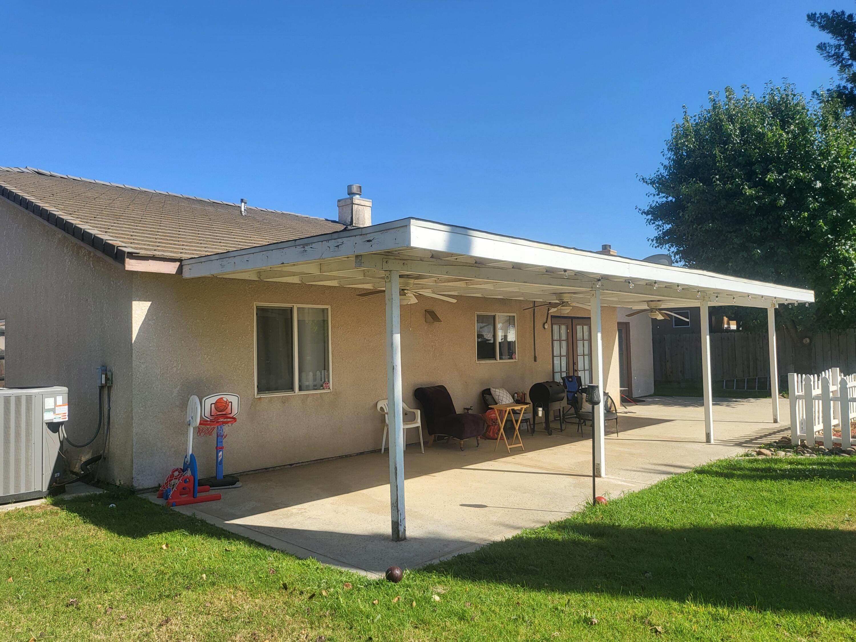 1239 Linda Way, Porterville, CA 93257