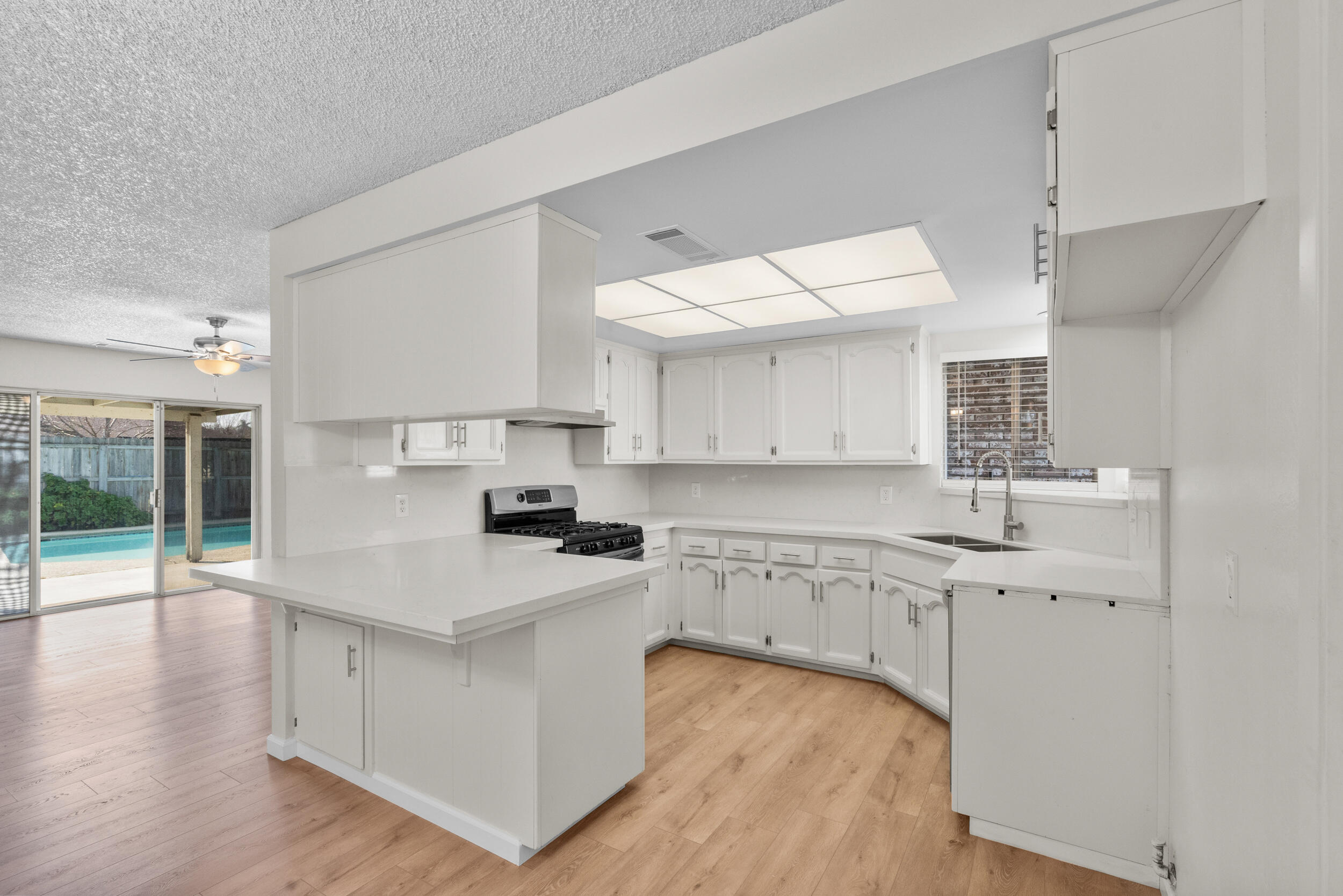 3217 W Whitendale Ave, Visalia, CA 93277