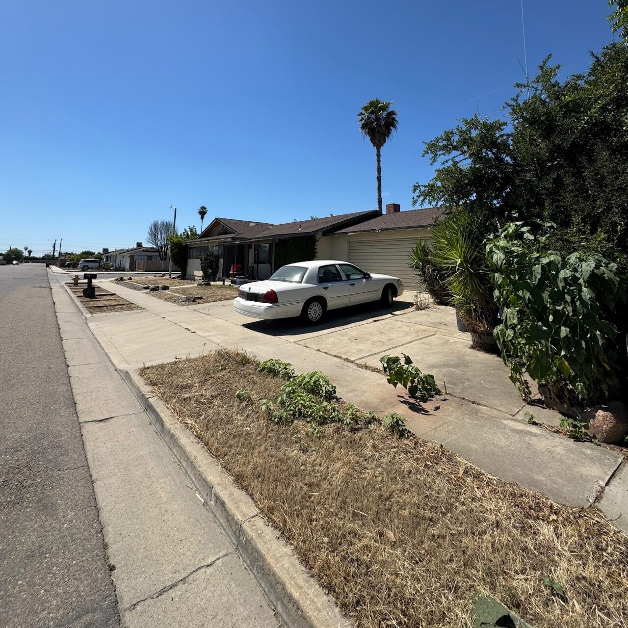1482 E Walnut Ave, Tulare, CA 93274