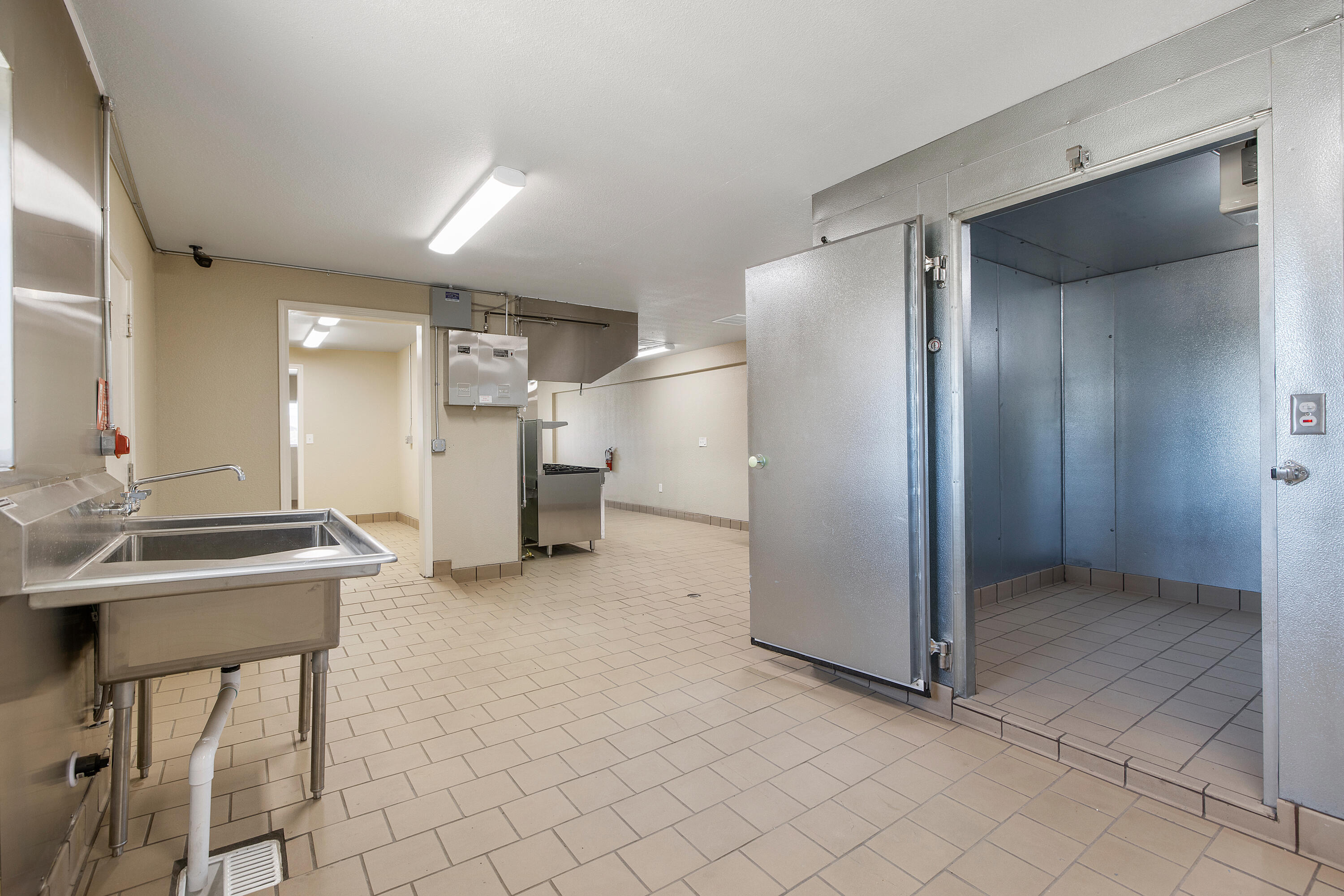 636 W Kern St, Dinuba, CA 93618