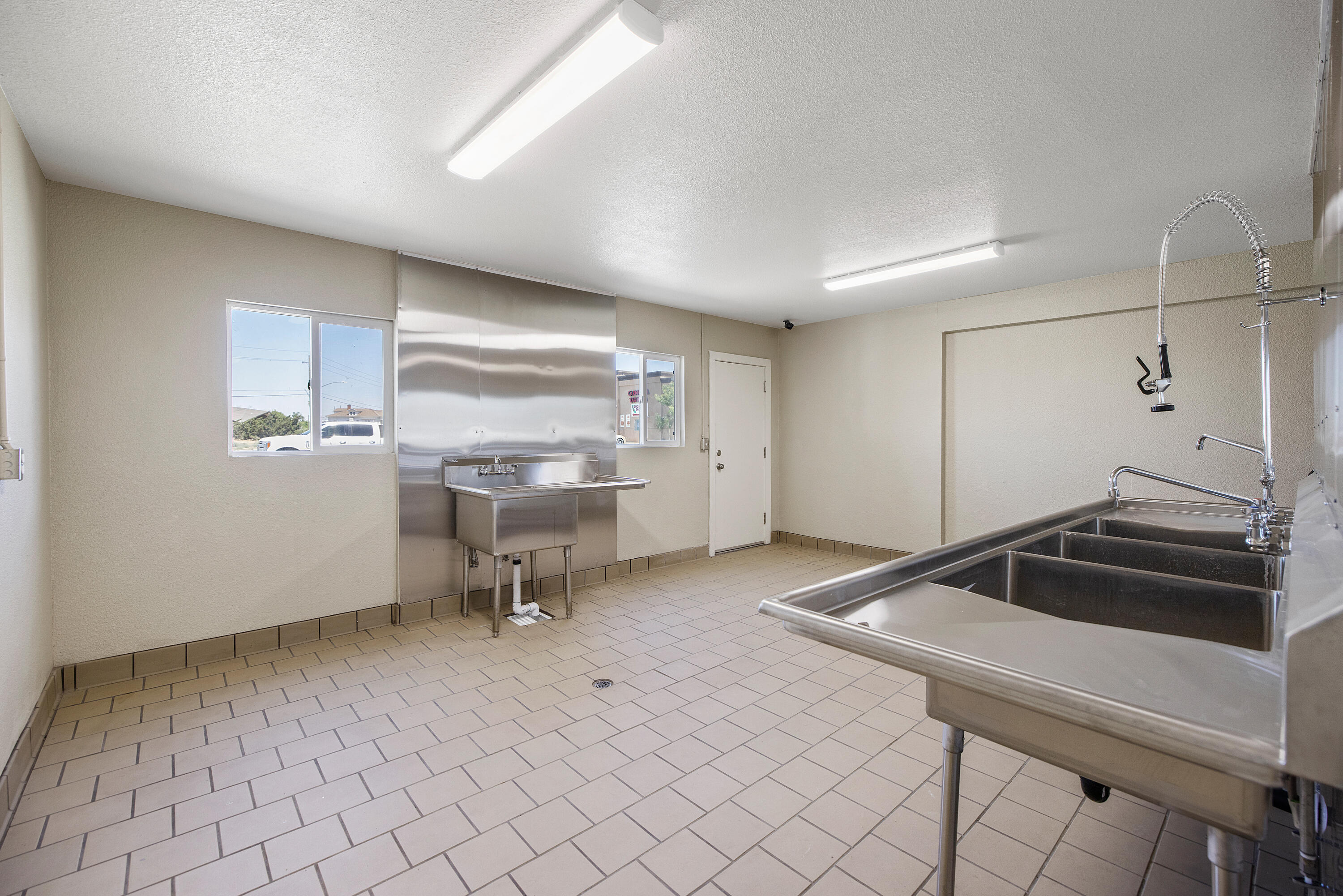 636 W Kern St, Dinuba, CA 93618