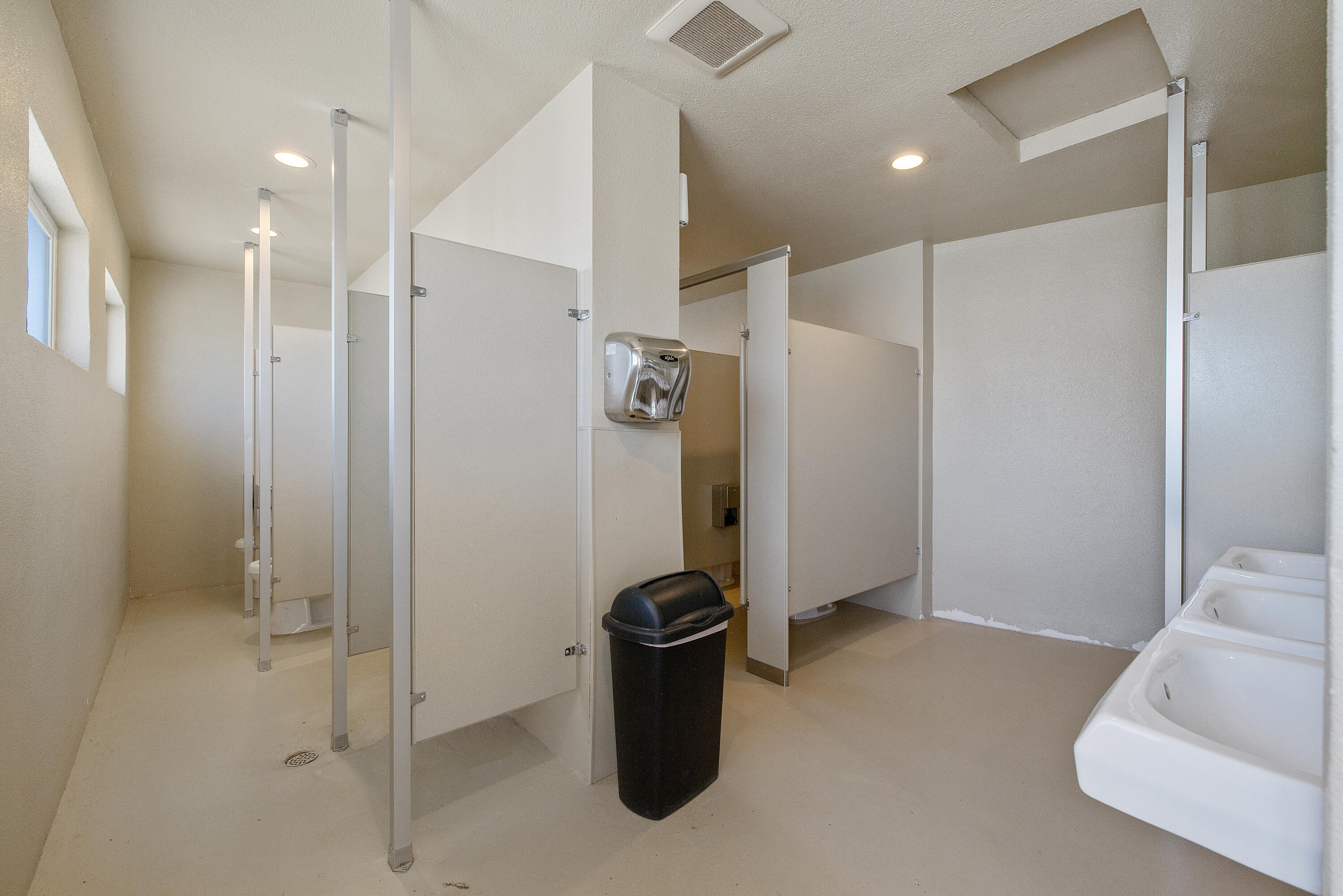 636 W Kern St, Dinuba, CA 93618