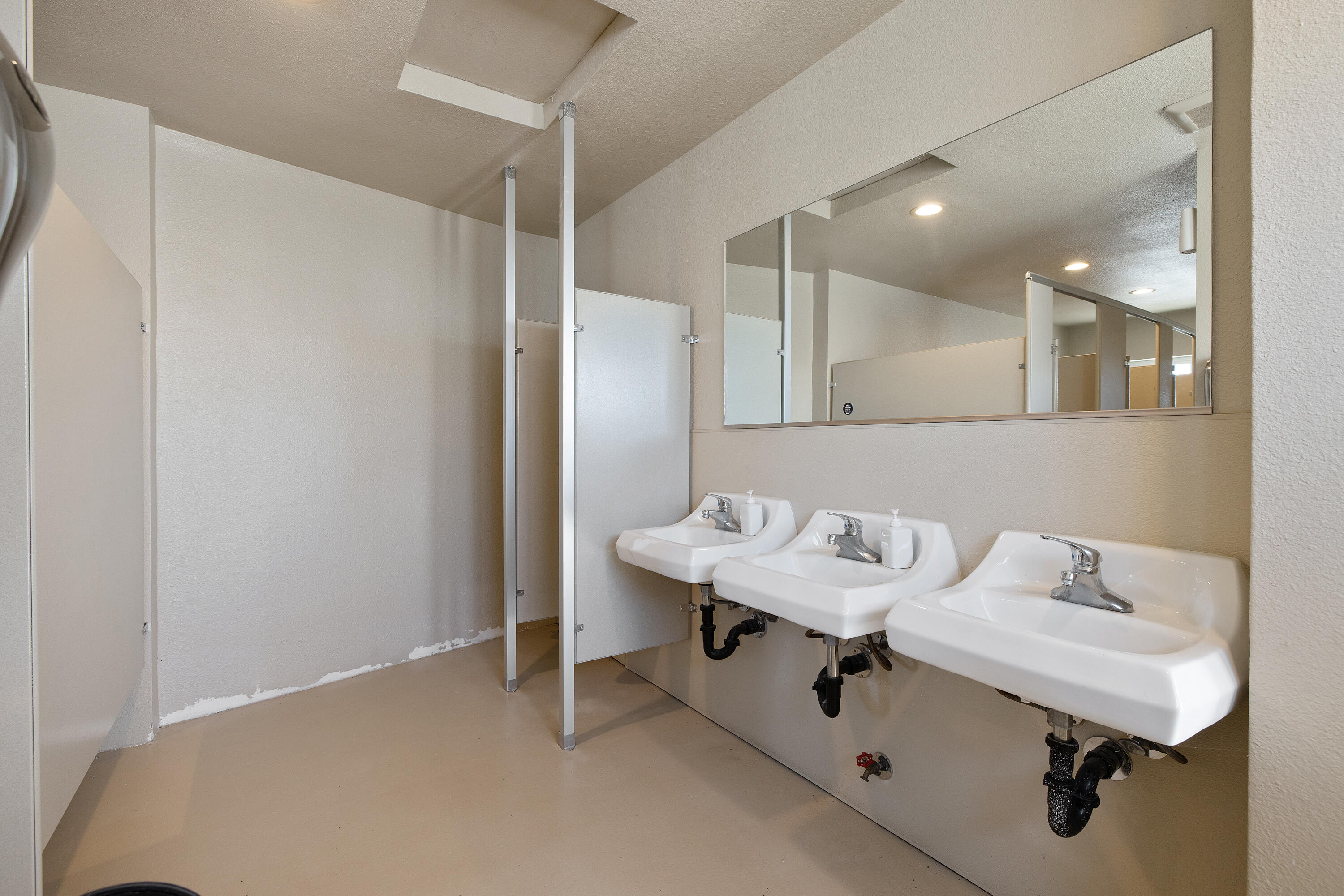 636 W Kern St, Dinuba, CA 93618