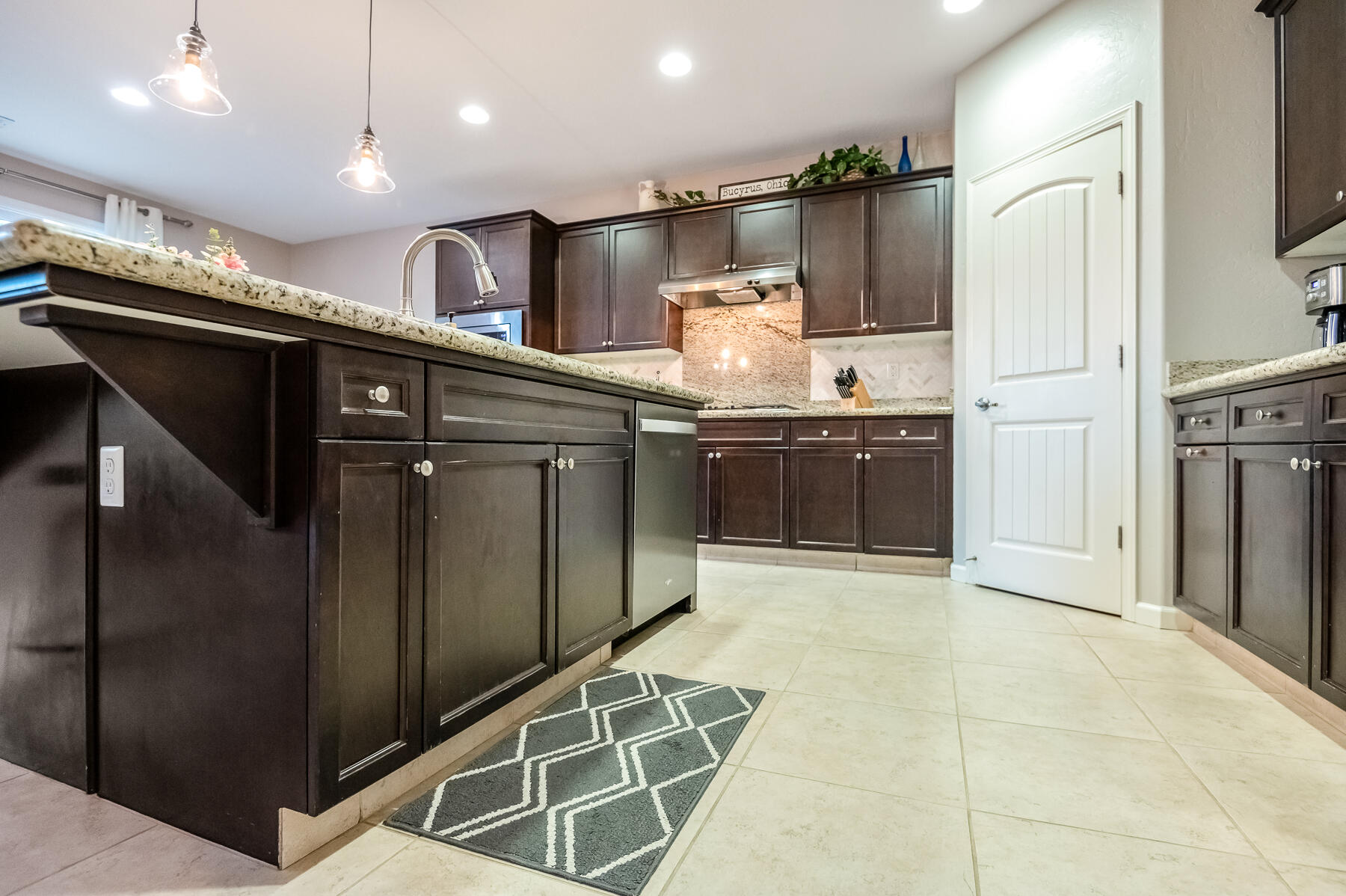 6301 W Oriole Ave, Visalia, CA 93291