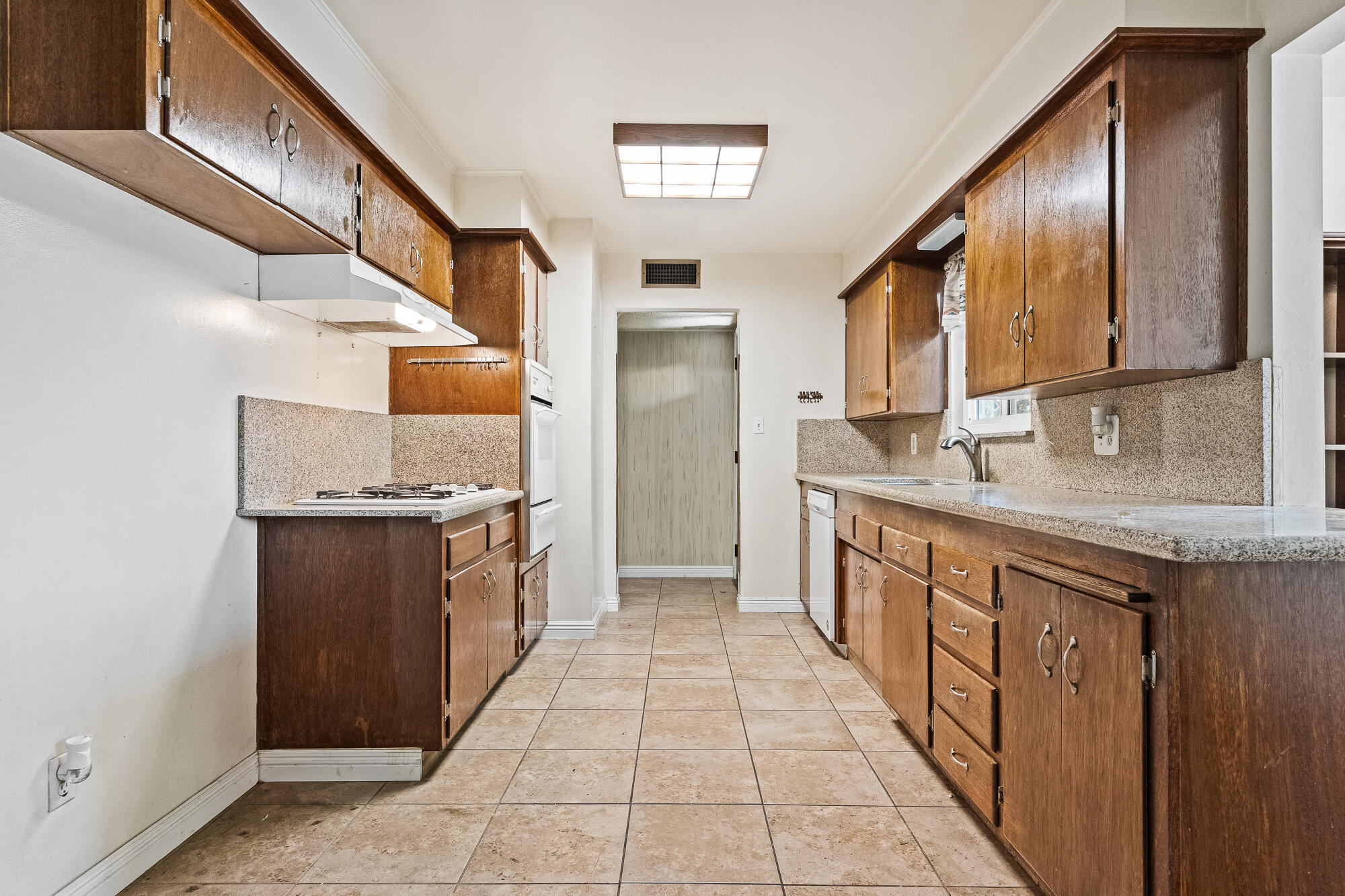 919 S Whitney St, Visalia, CA 93277