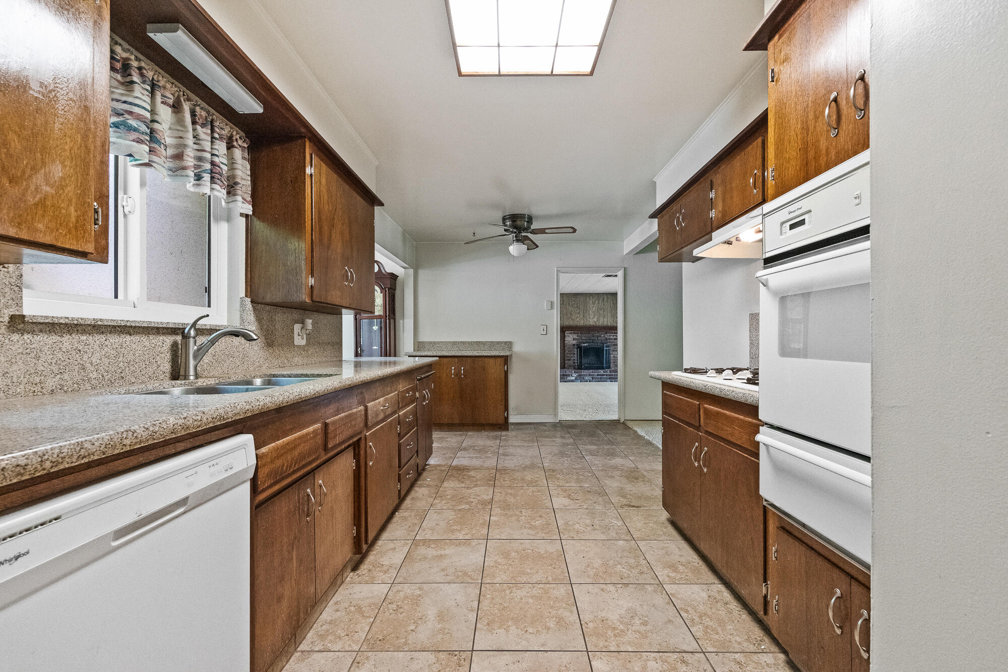 919 S Whitney St, Visalia, CA 93277