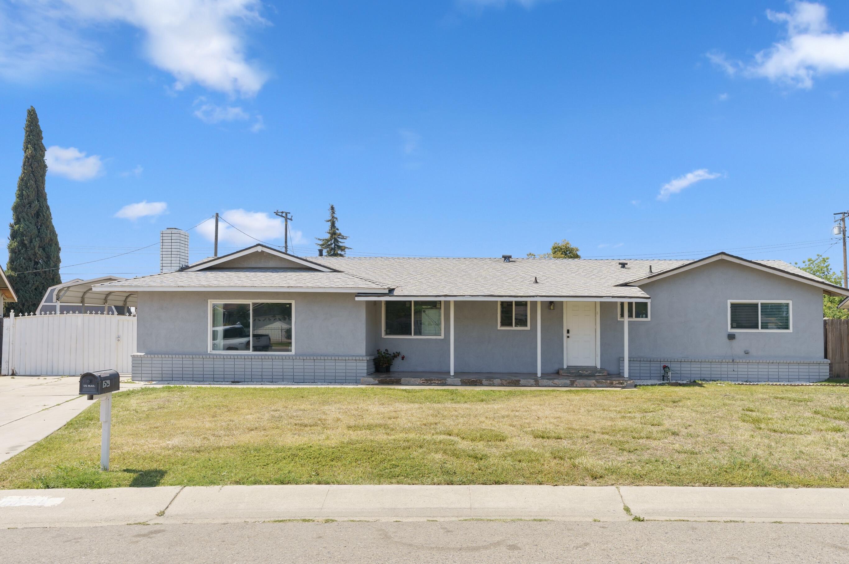 1529 W Wren Ave, Visalia, CA 93291