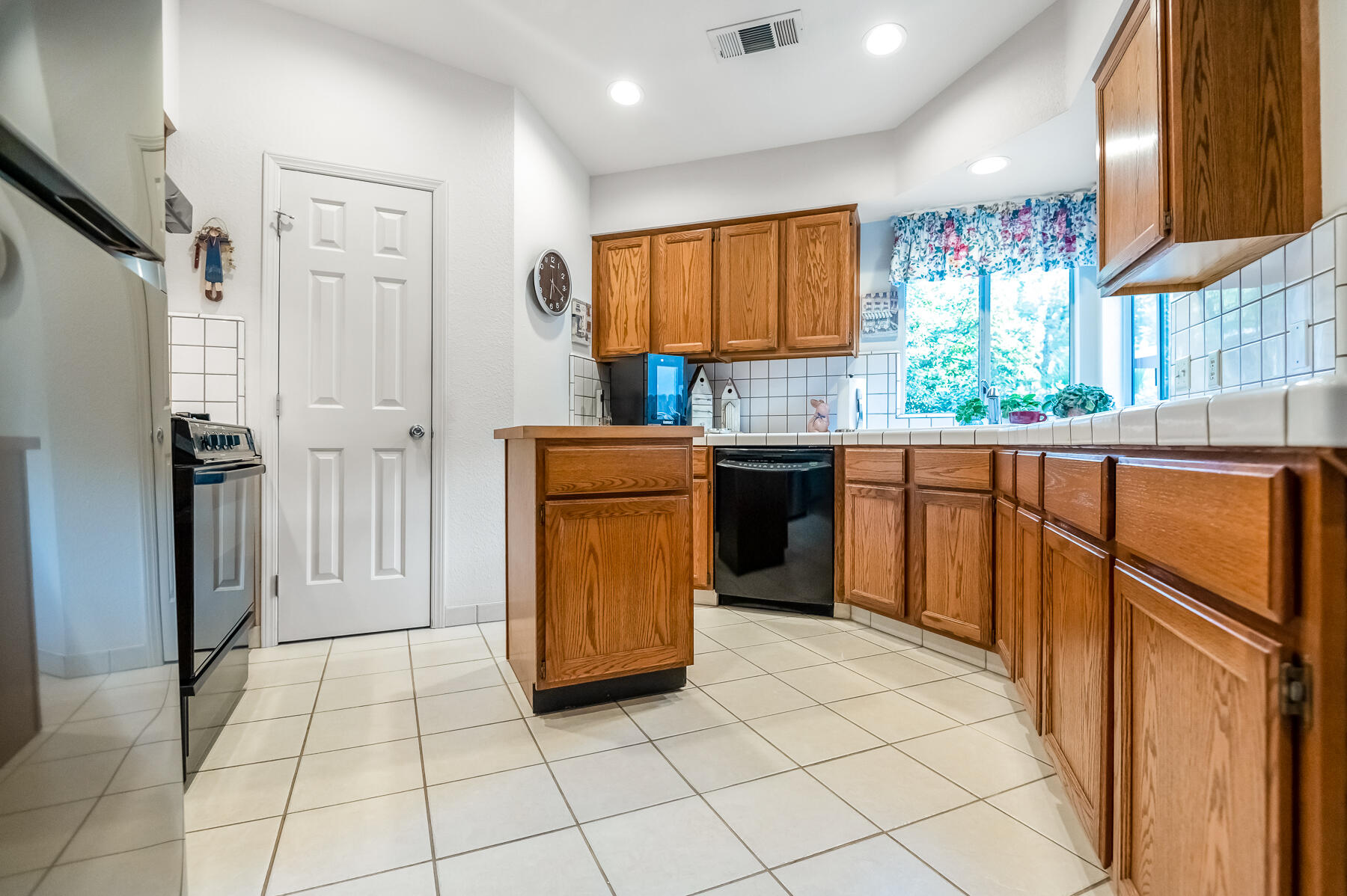5937 W Feemster Ave, Visalia, CA 93277