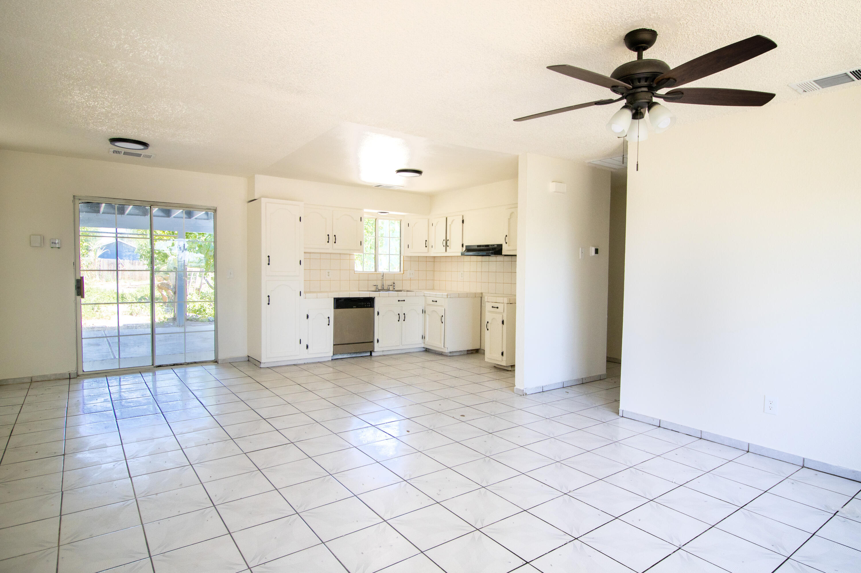 842 S P St, Tulare, CA 93274