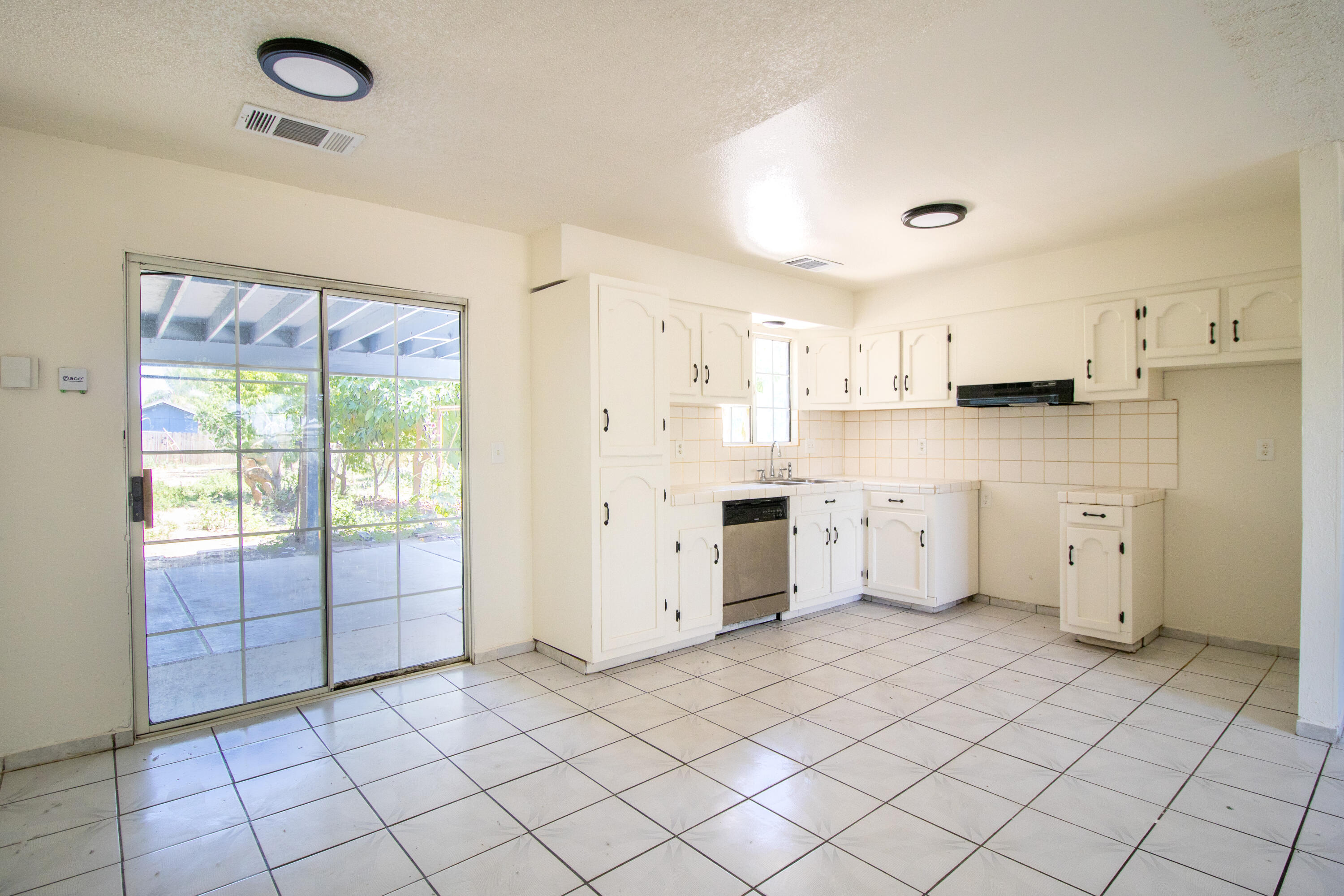842 S P St, Tulare, CA 93274