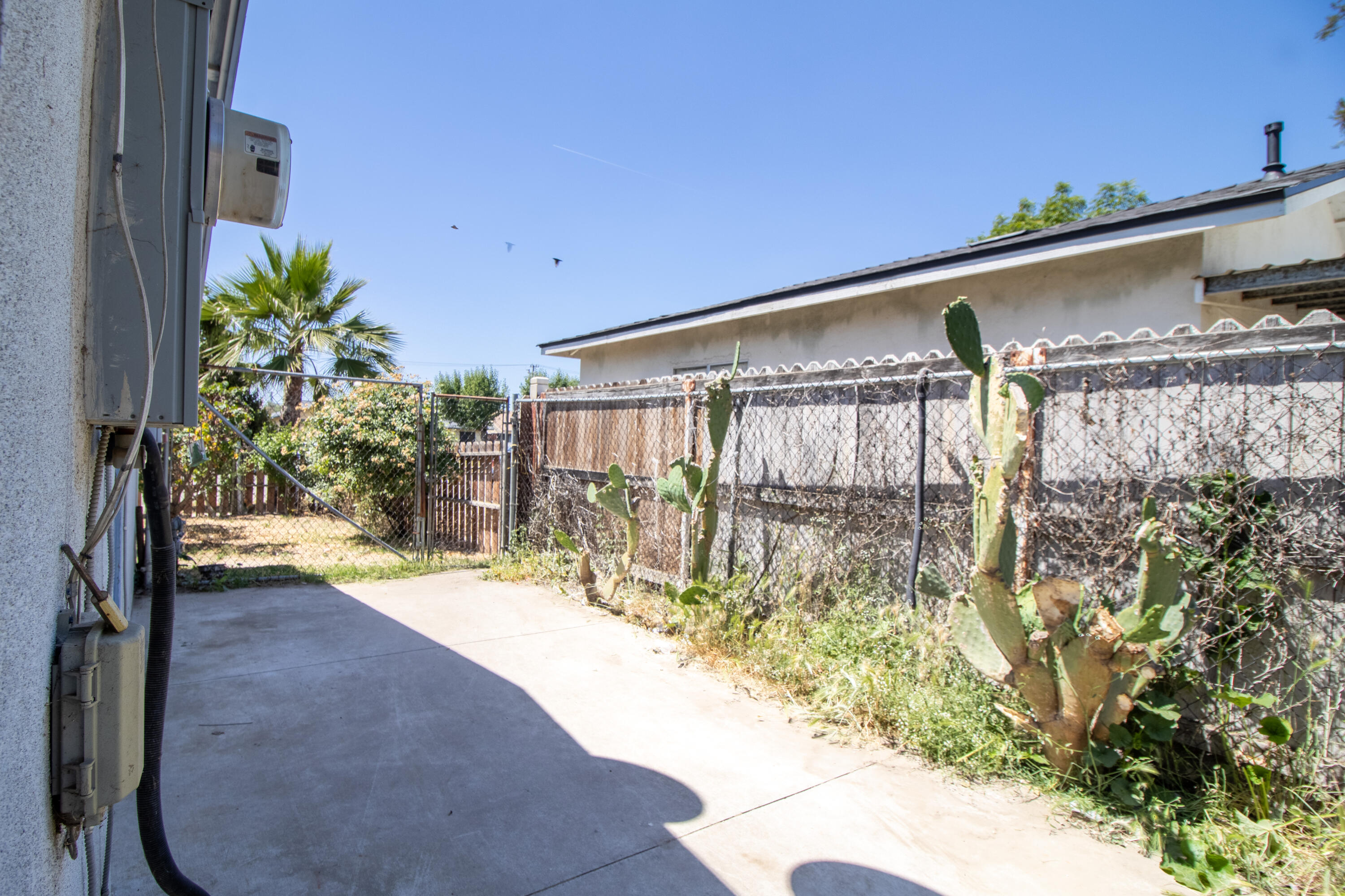 842 S P St, Tulare, CA 93274