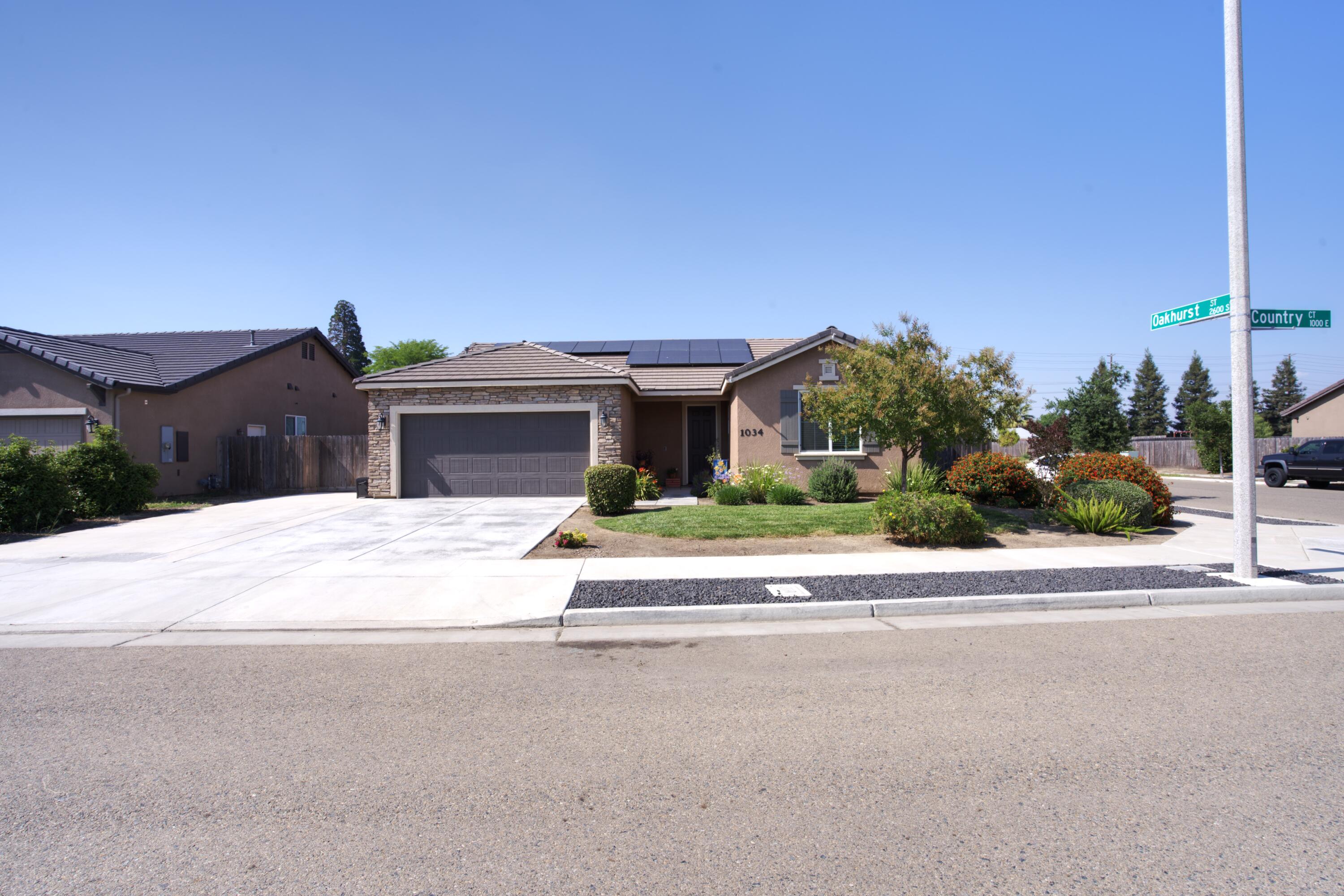 1034 E Country Ct, Visalia, CA 93292