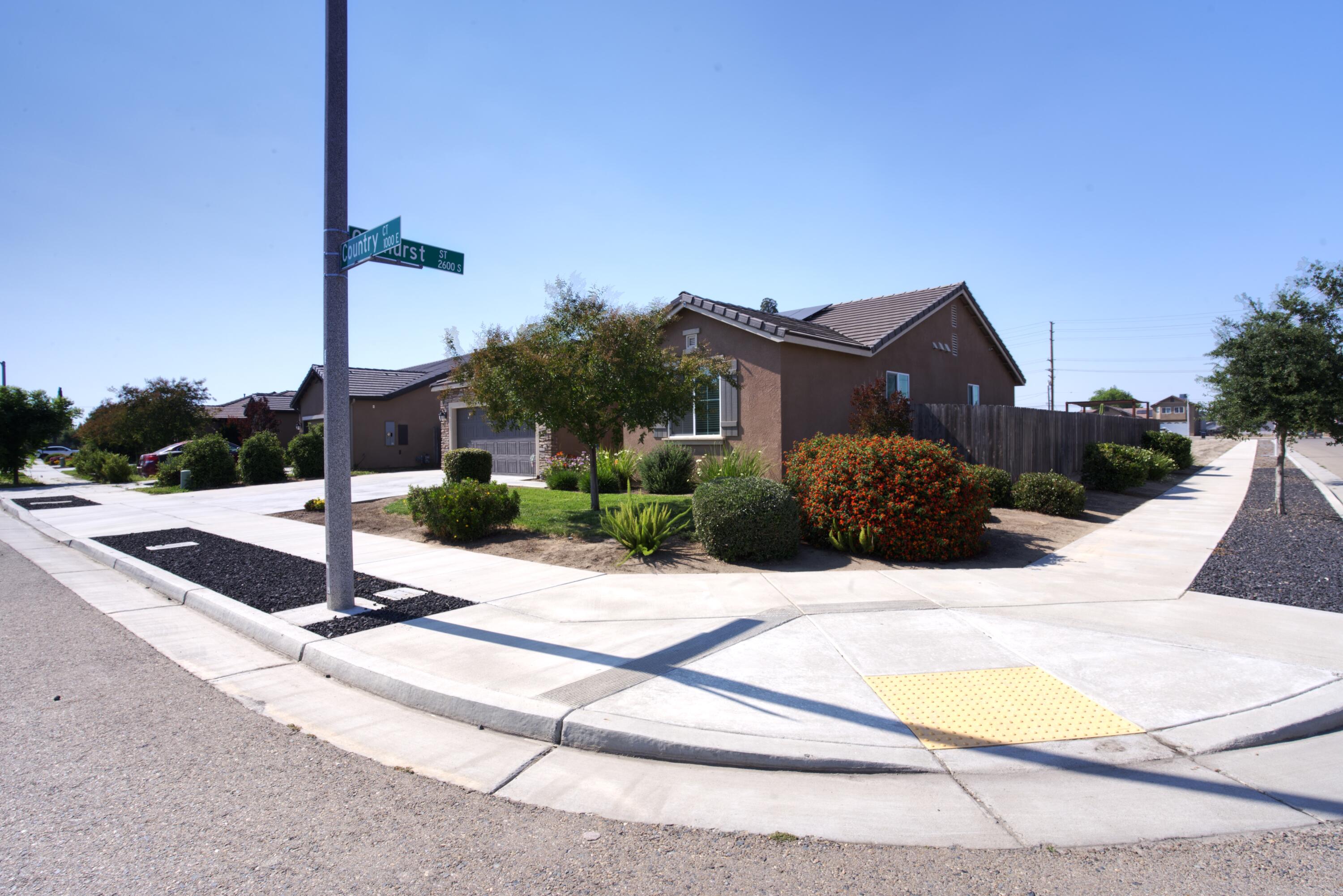 1034 E Country Ct, Visalia, CA 93292