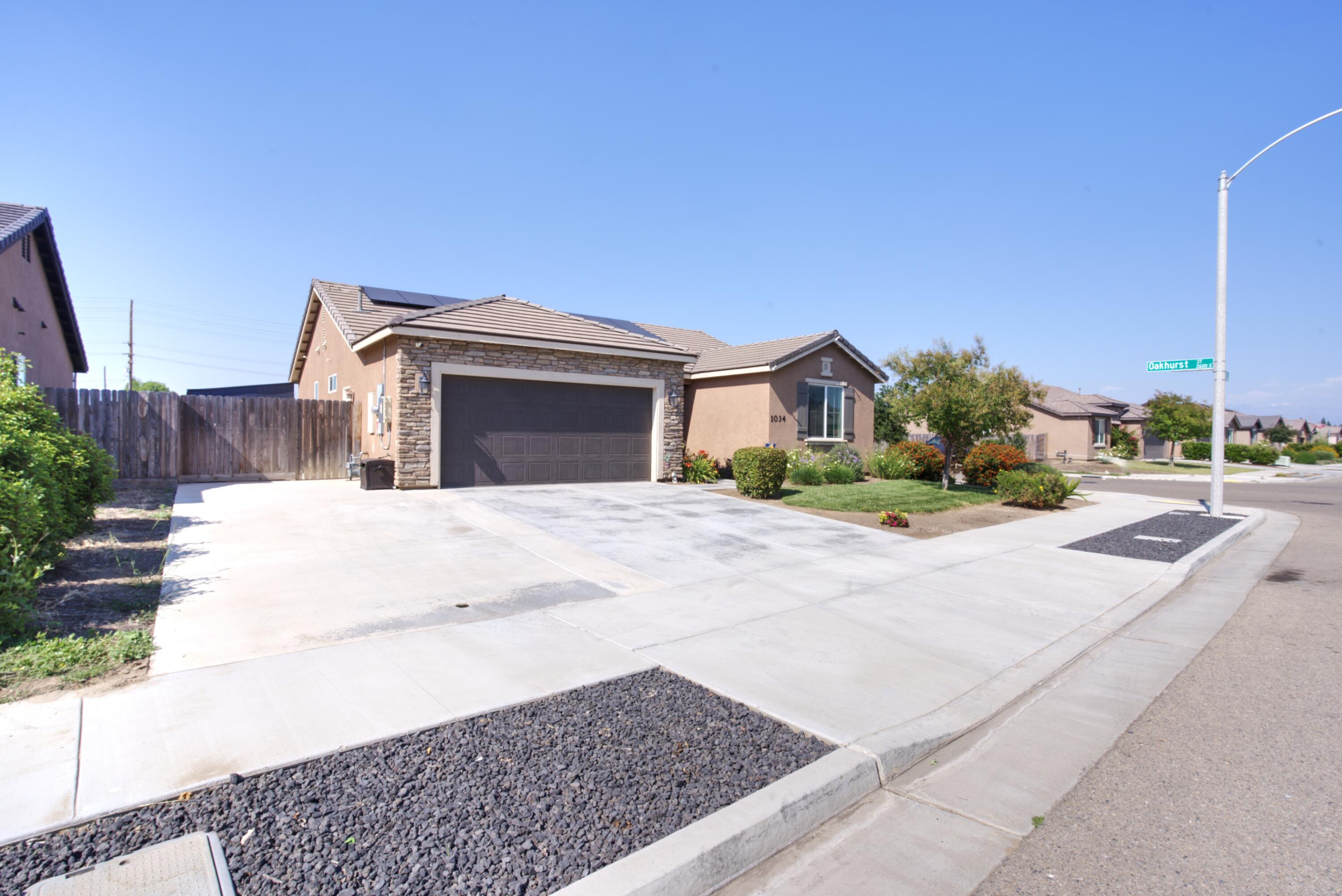 1034 E Country Ct, Visalia, CA 93292