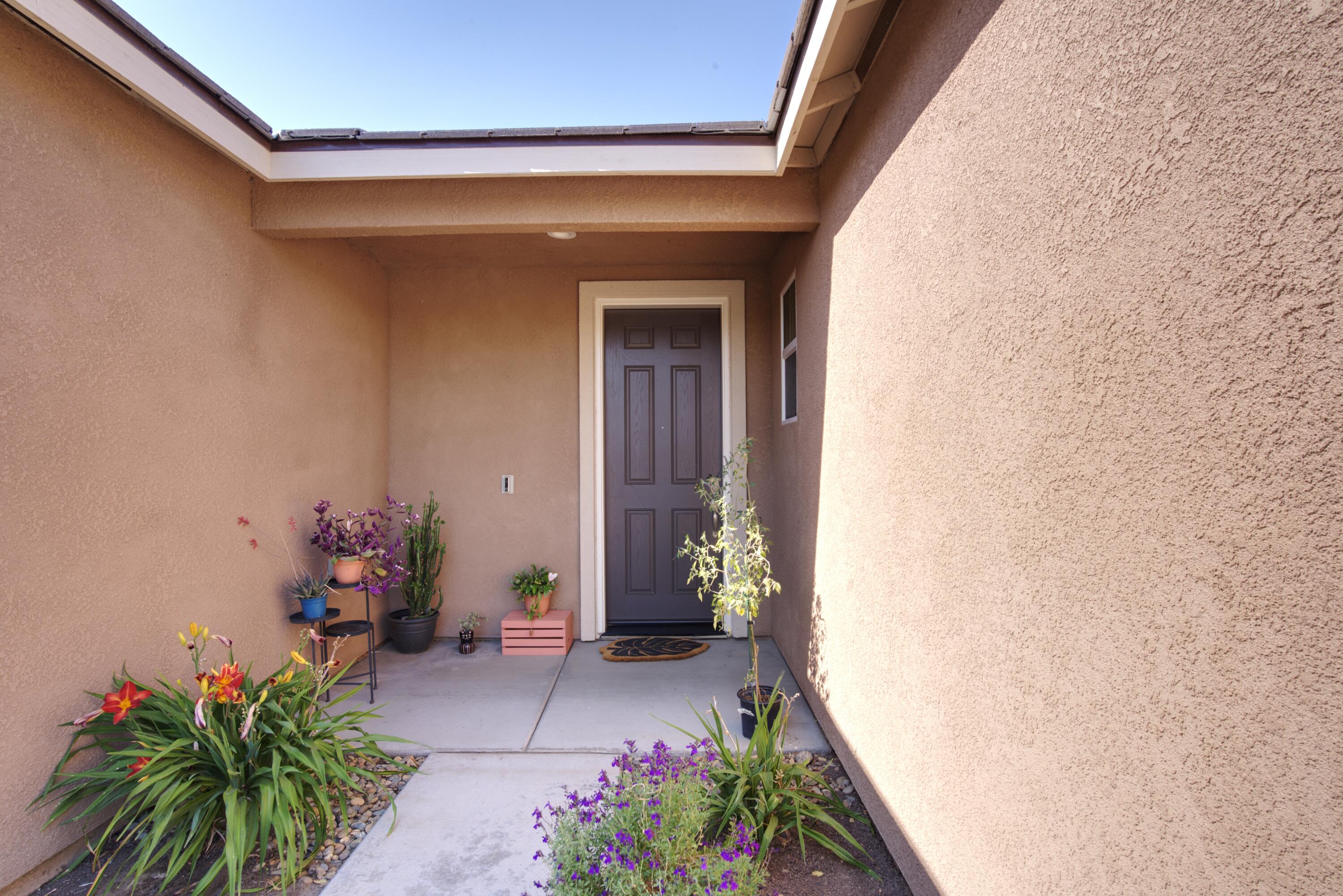 1034 E Country Ct, Visalia, CA 93292