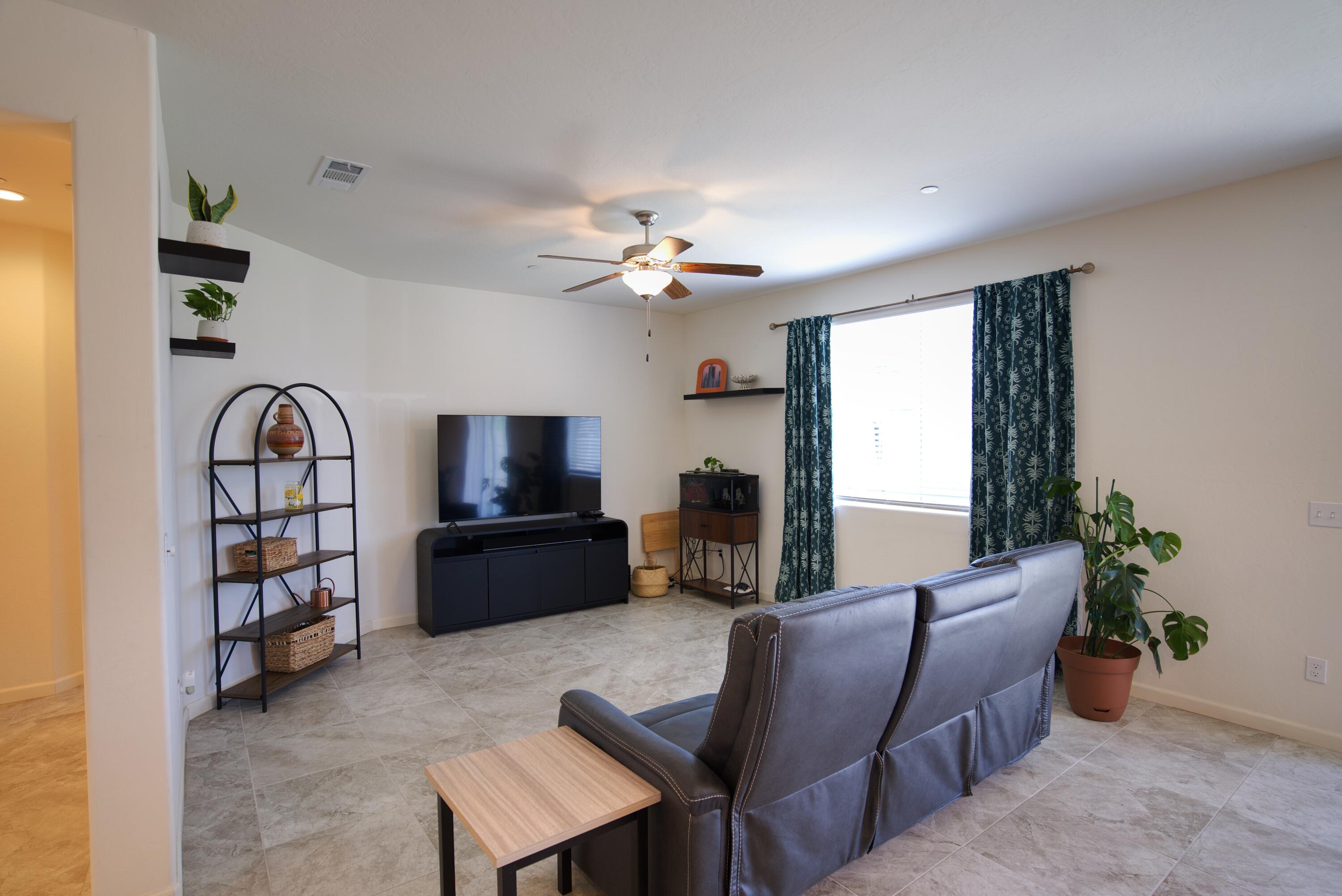 1034 E Country Ct, Visalia, CA 93292