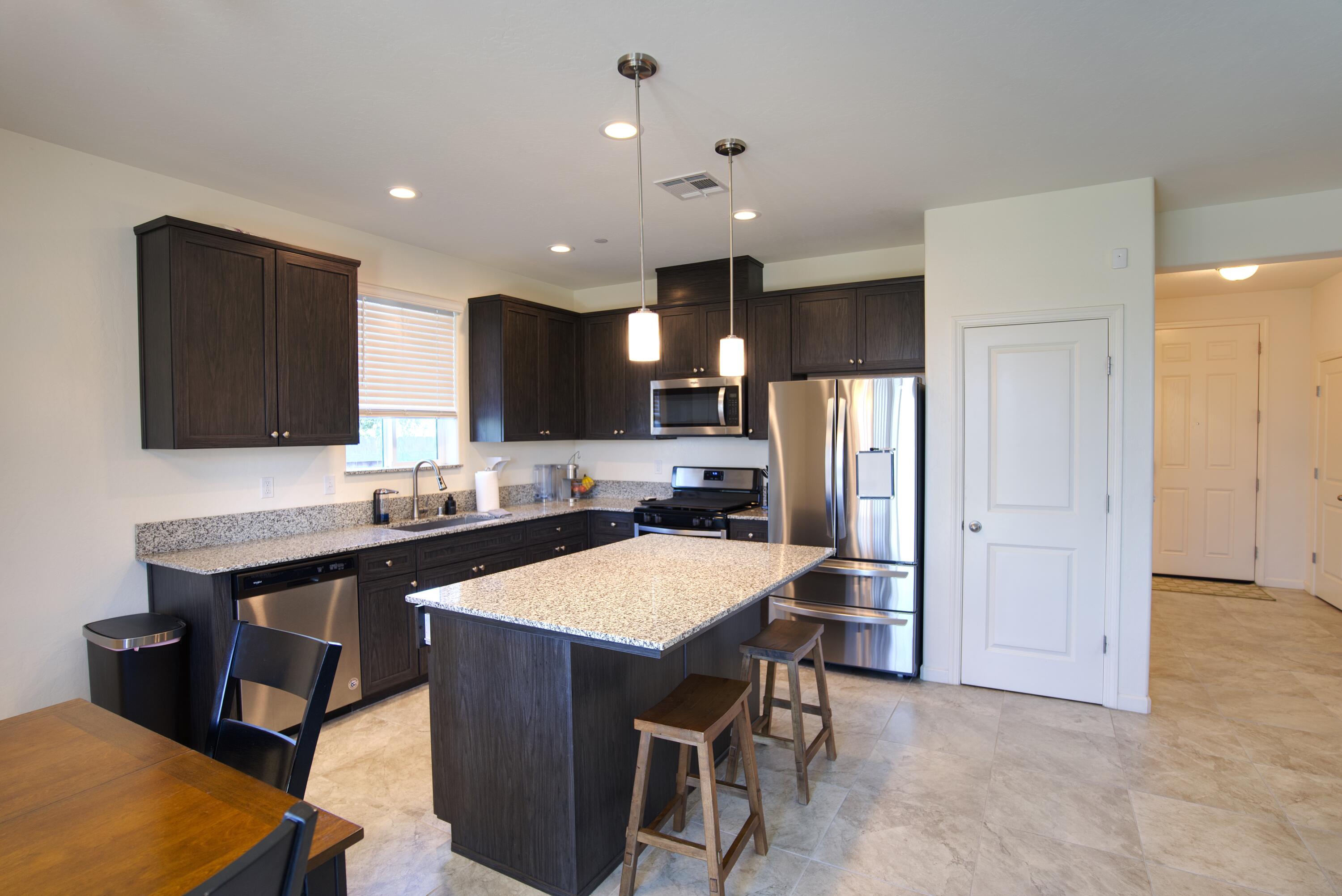 1034 E Country Ct, Visalia, CA 93292