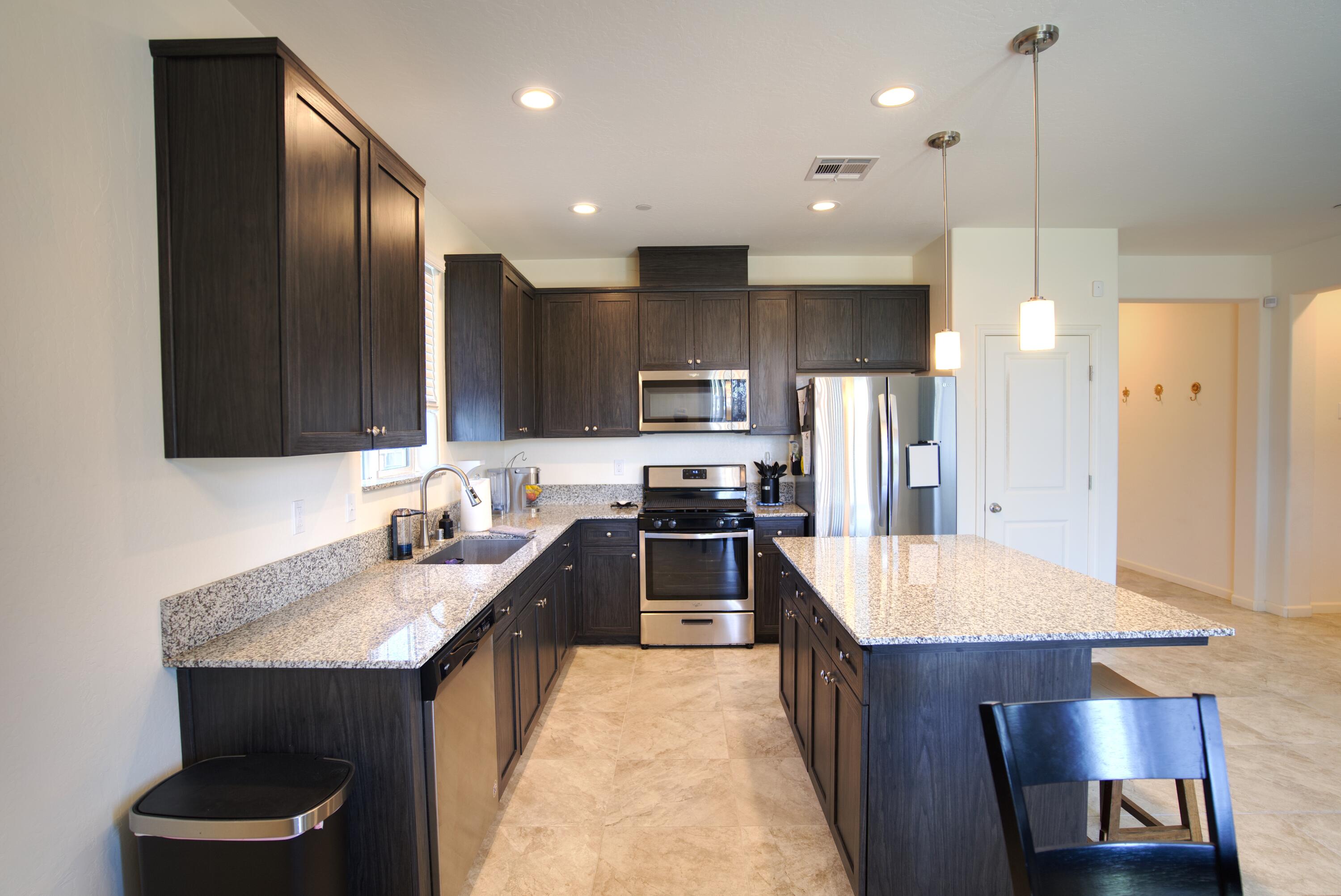 1034 E Country Ct, Visalia, CA 93292