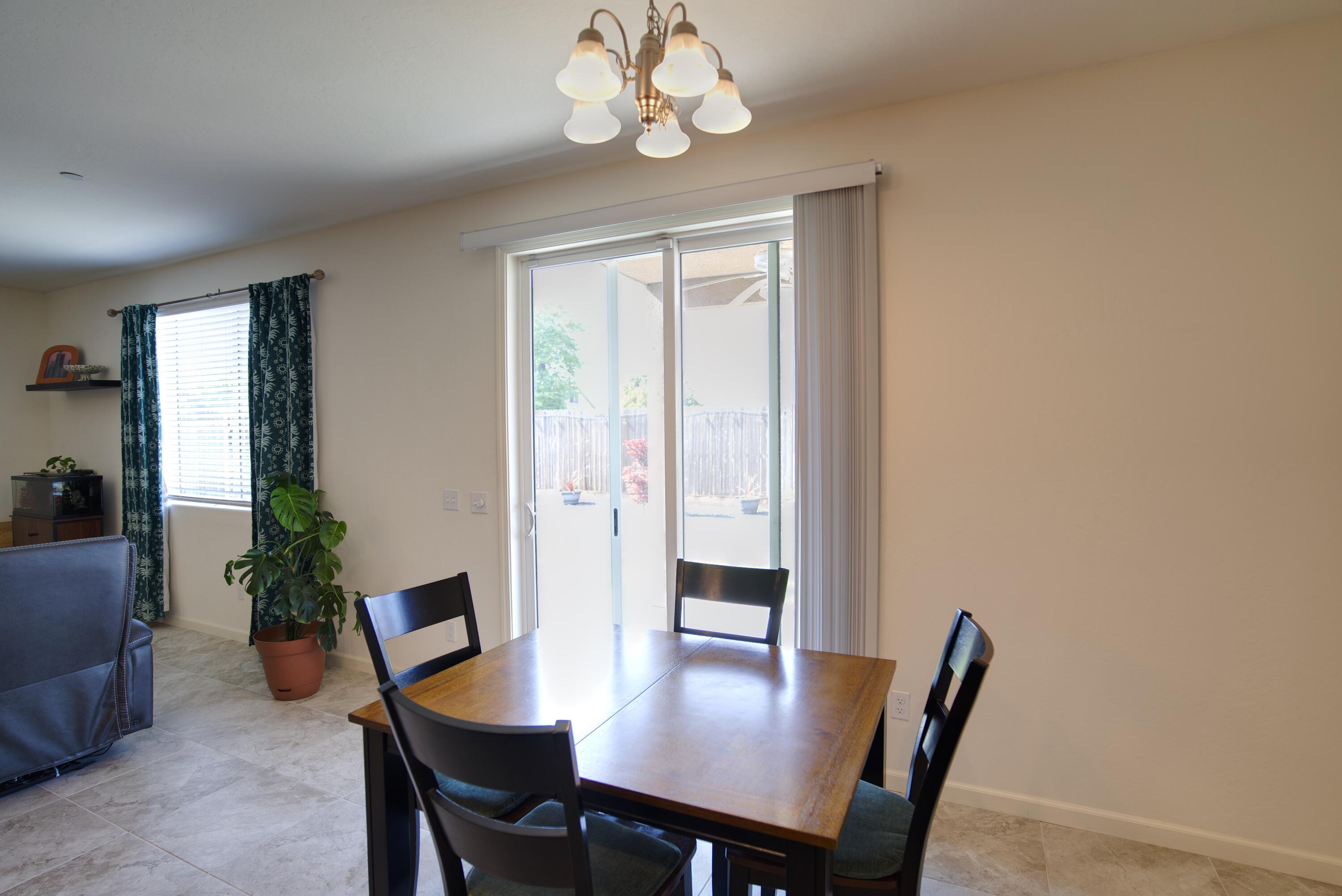 1034 E Country Ct, Visalia, CA 93292