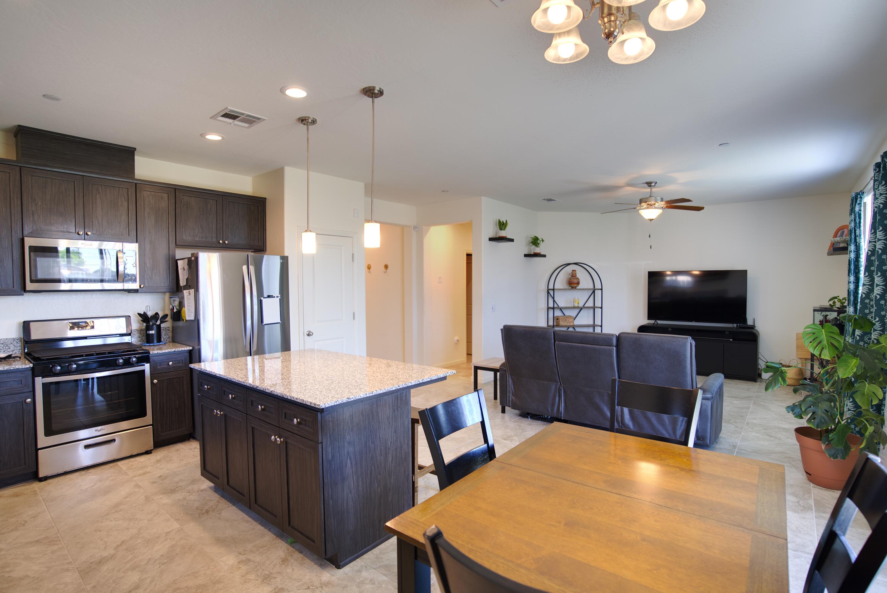 1034 E Country Ct, Visalia, CA 93292