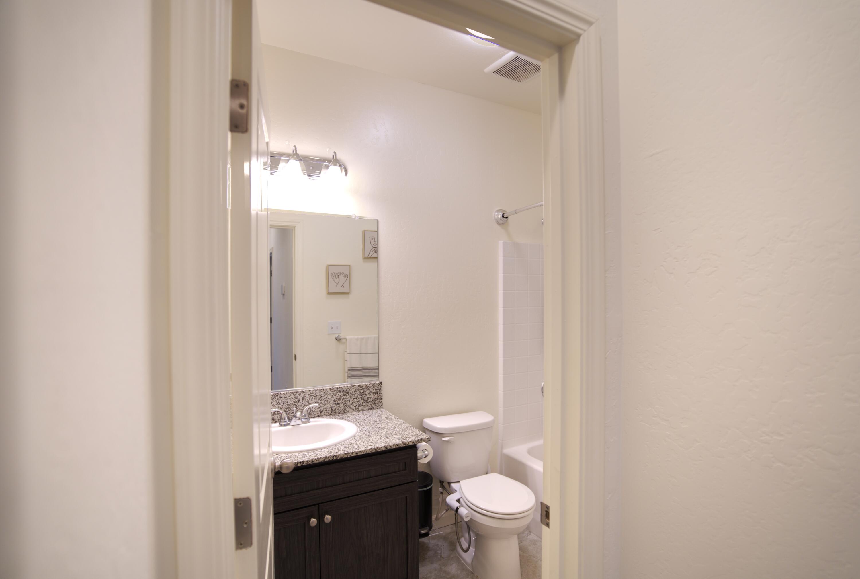 1034 E Country Ct, Visalia, CA 93292