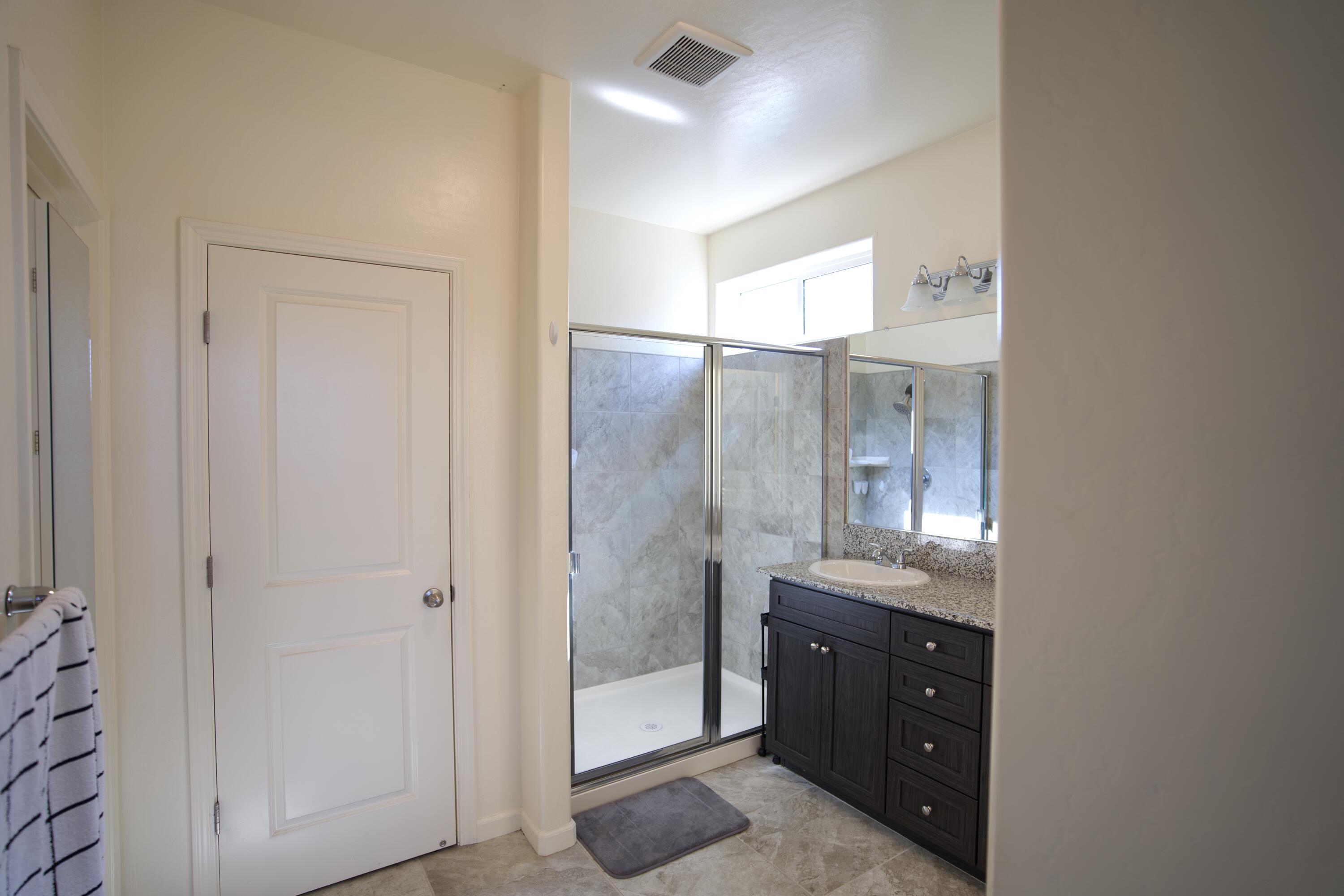 1034 E Country Ct, Visalia, CA 93292