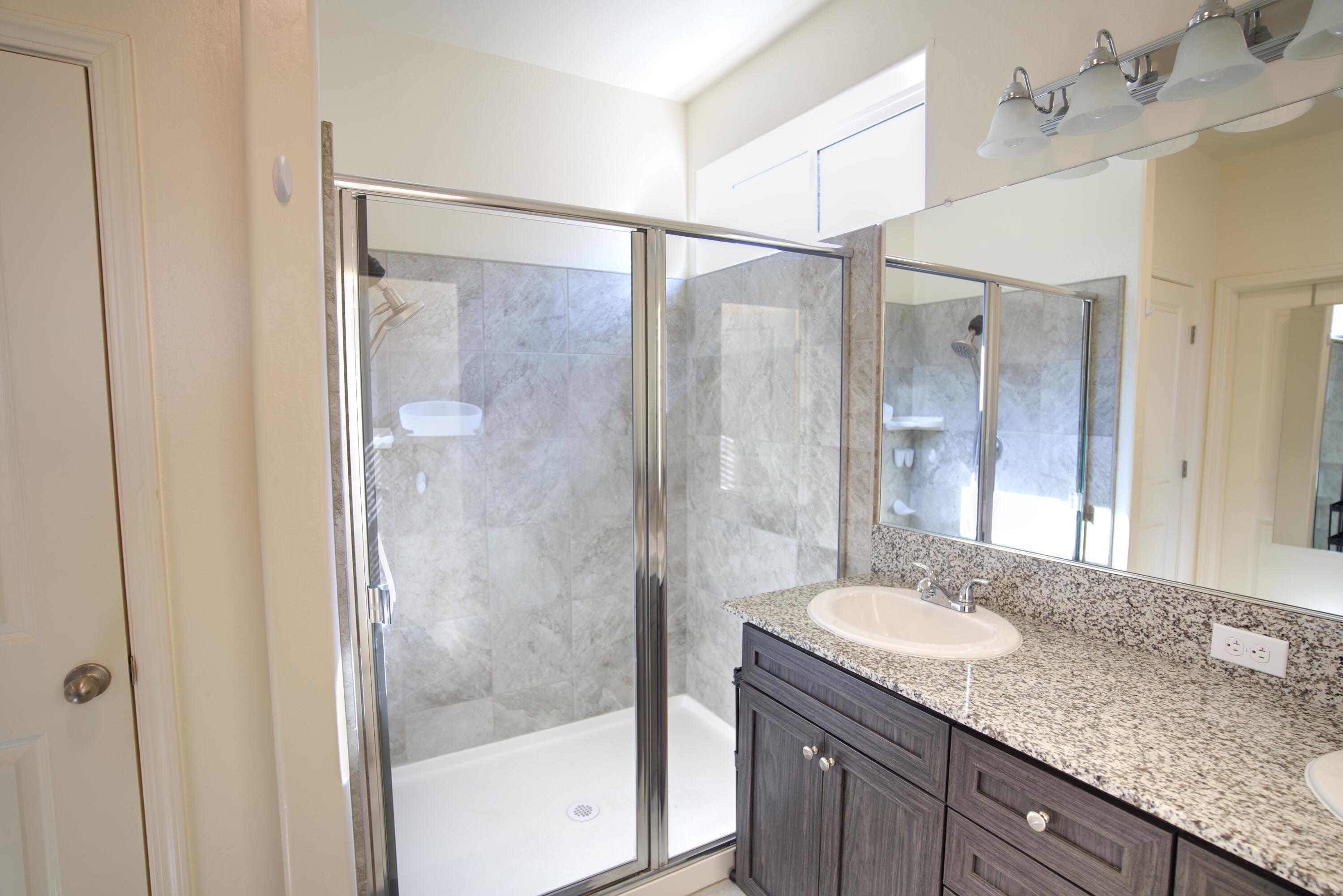 1034 E Country Ct, Visalia, CA 93292