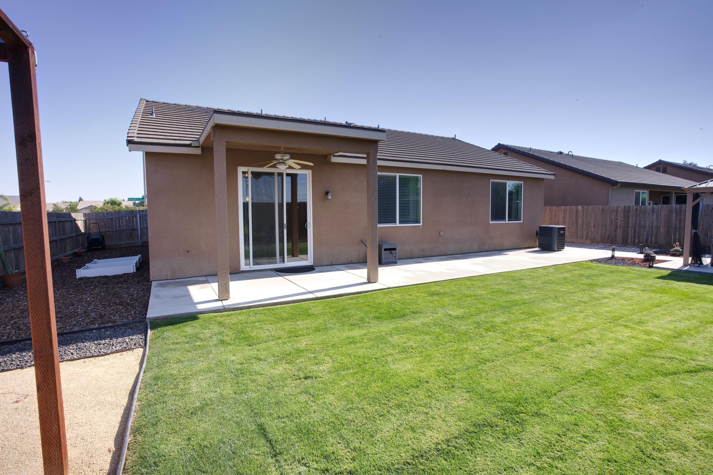 1034 E Country Ct, Visalia, CA 93292