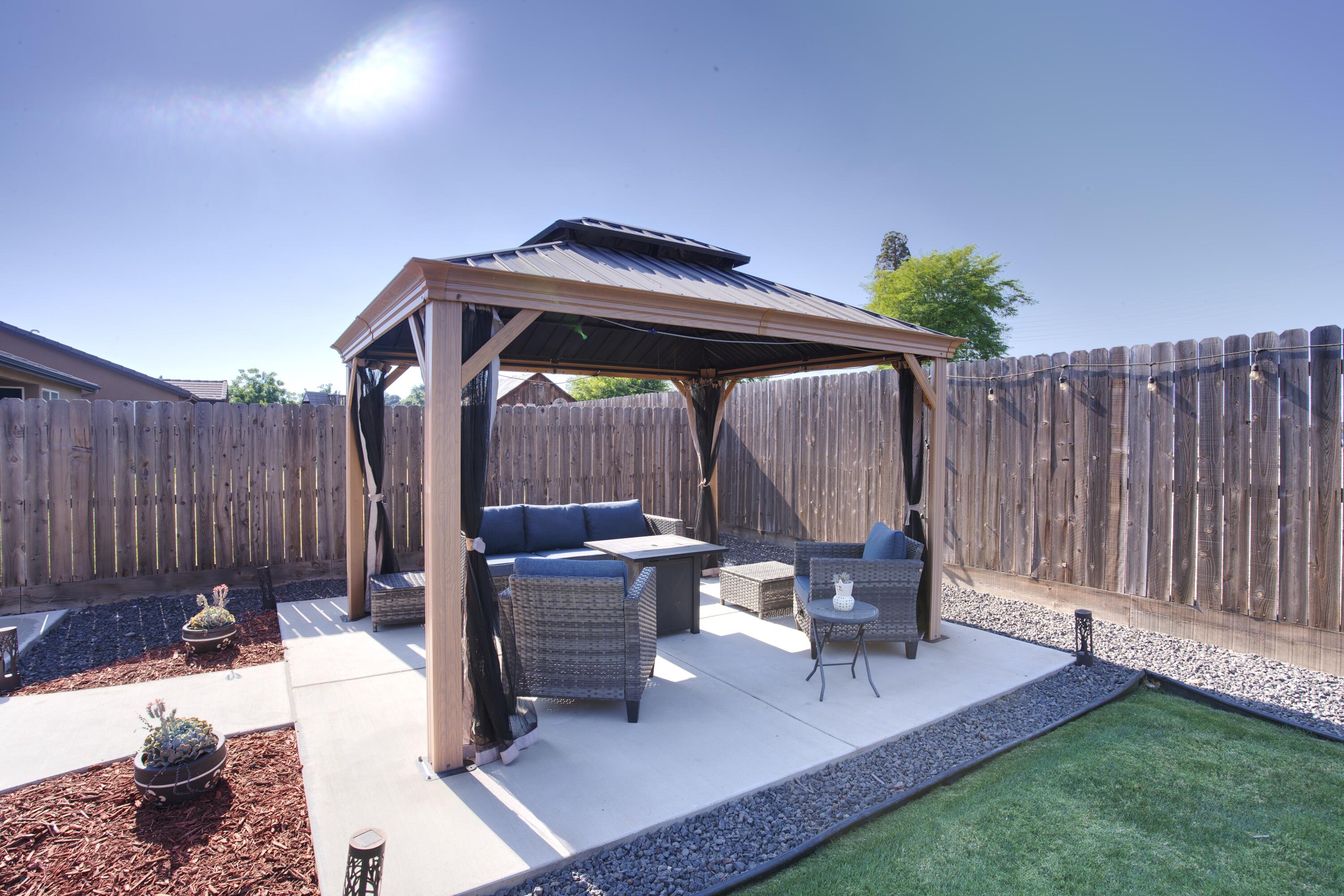 1034 E Country Ct, Visalia, CA 93292