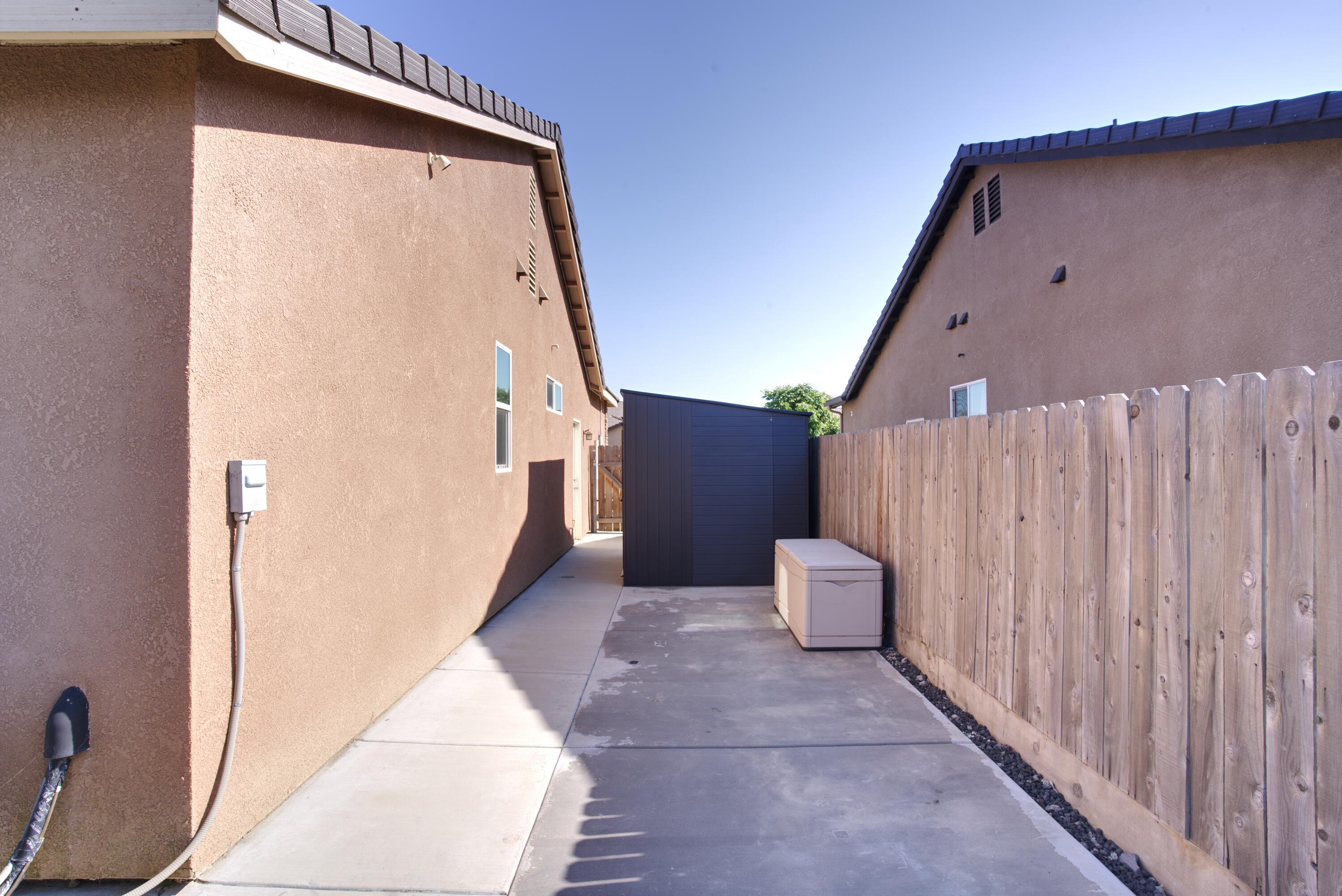 1034 E Country Ct, Visalia, CA 93292