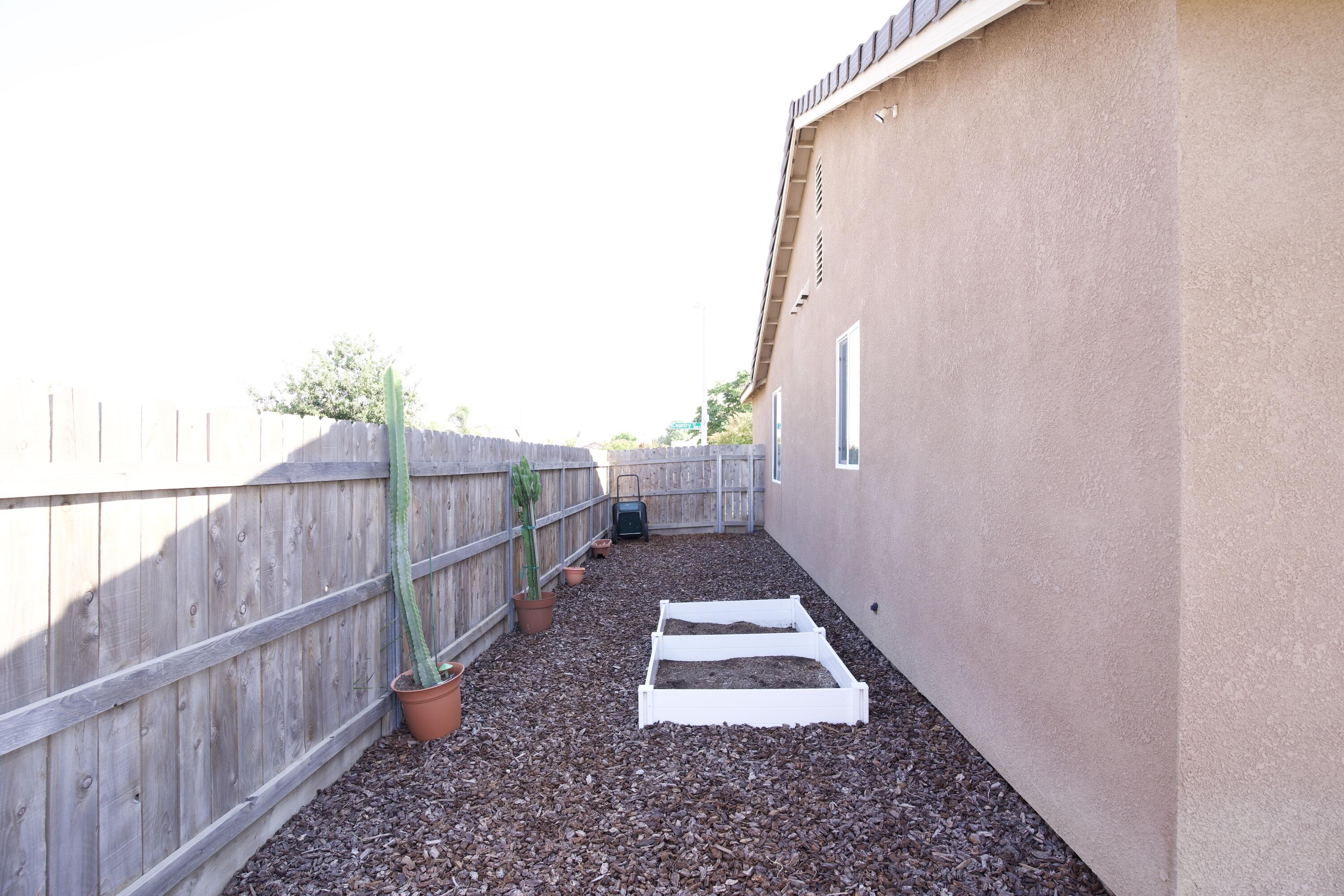 1034 E Country Ct, Visalia, CA 93292
