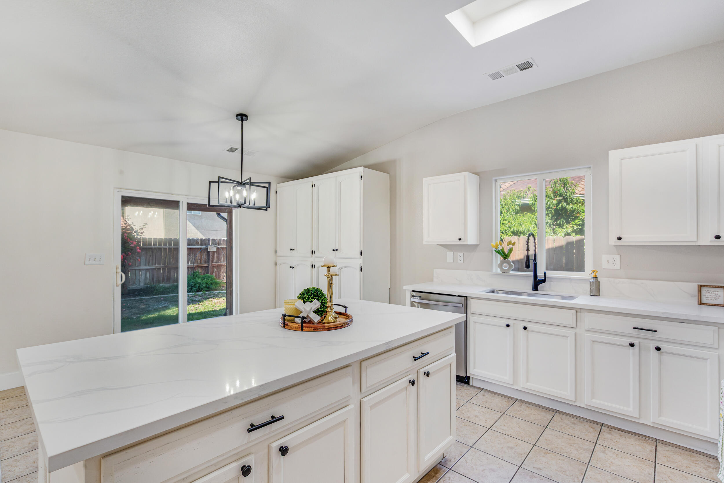 1912 Santa Maria Ave, Porterville, CA 93257