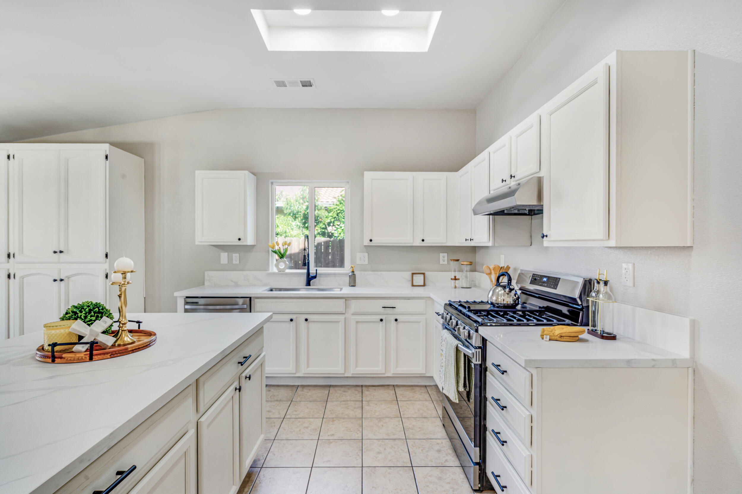 1912 Santa Maria Ave, Porterville, CA 93257