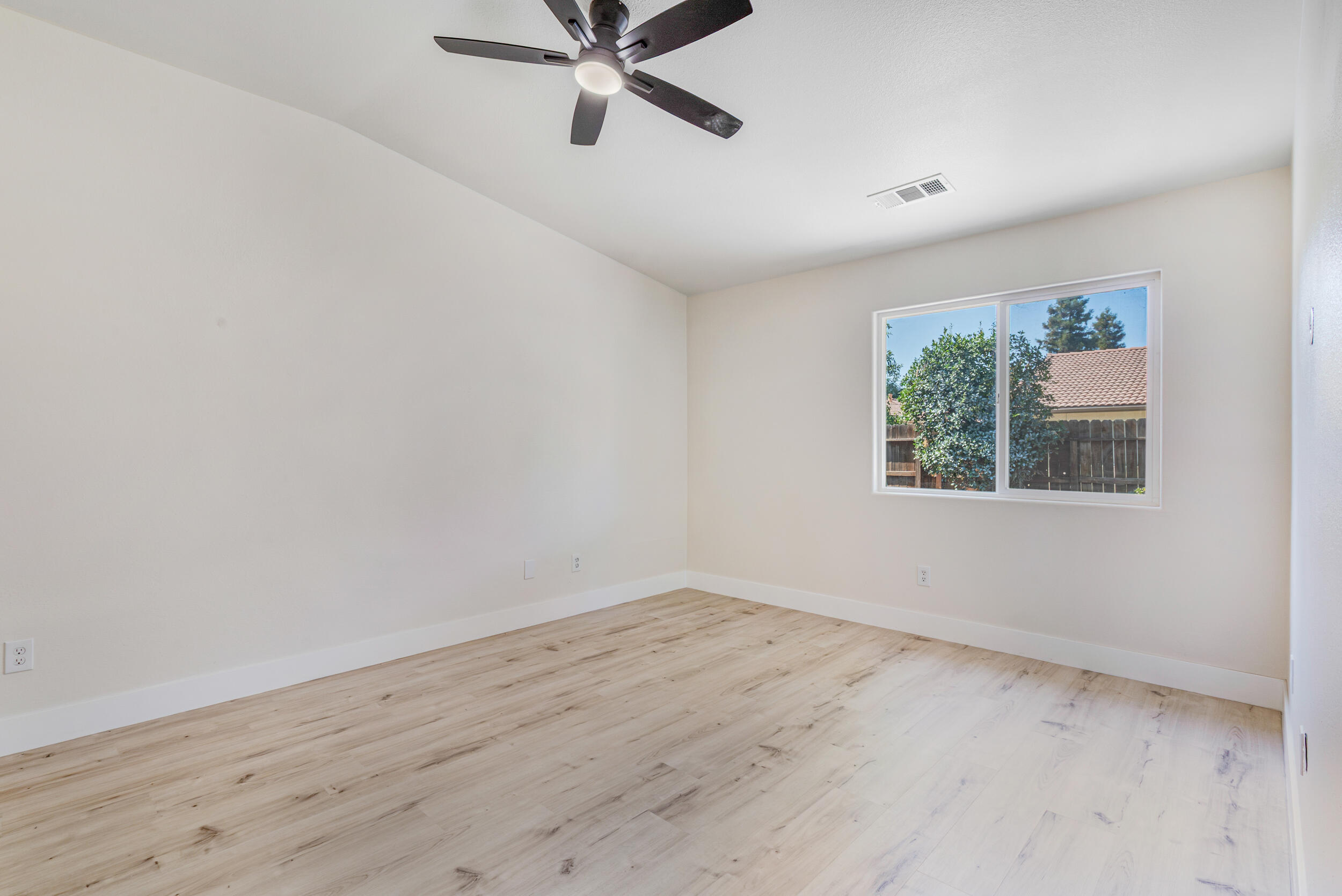 1912 Santa Maria Ave, Porterville, CA 93257