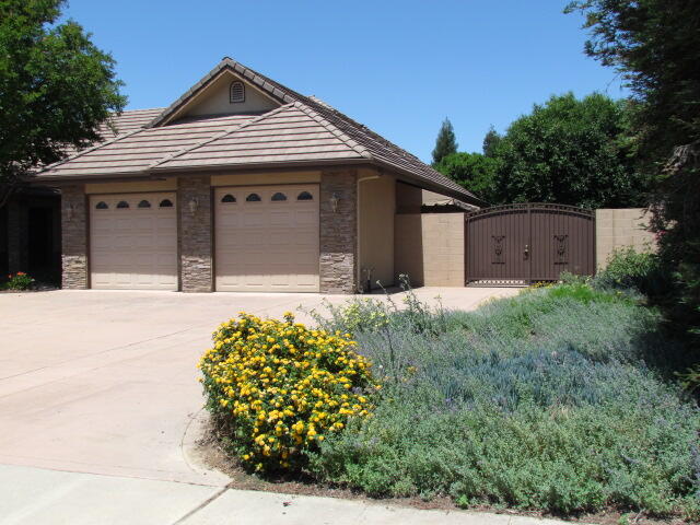 1072 Rorden Ave, Selma, CA 93662