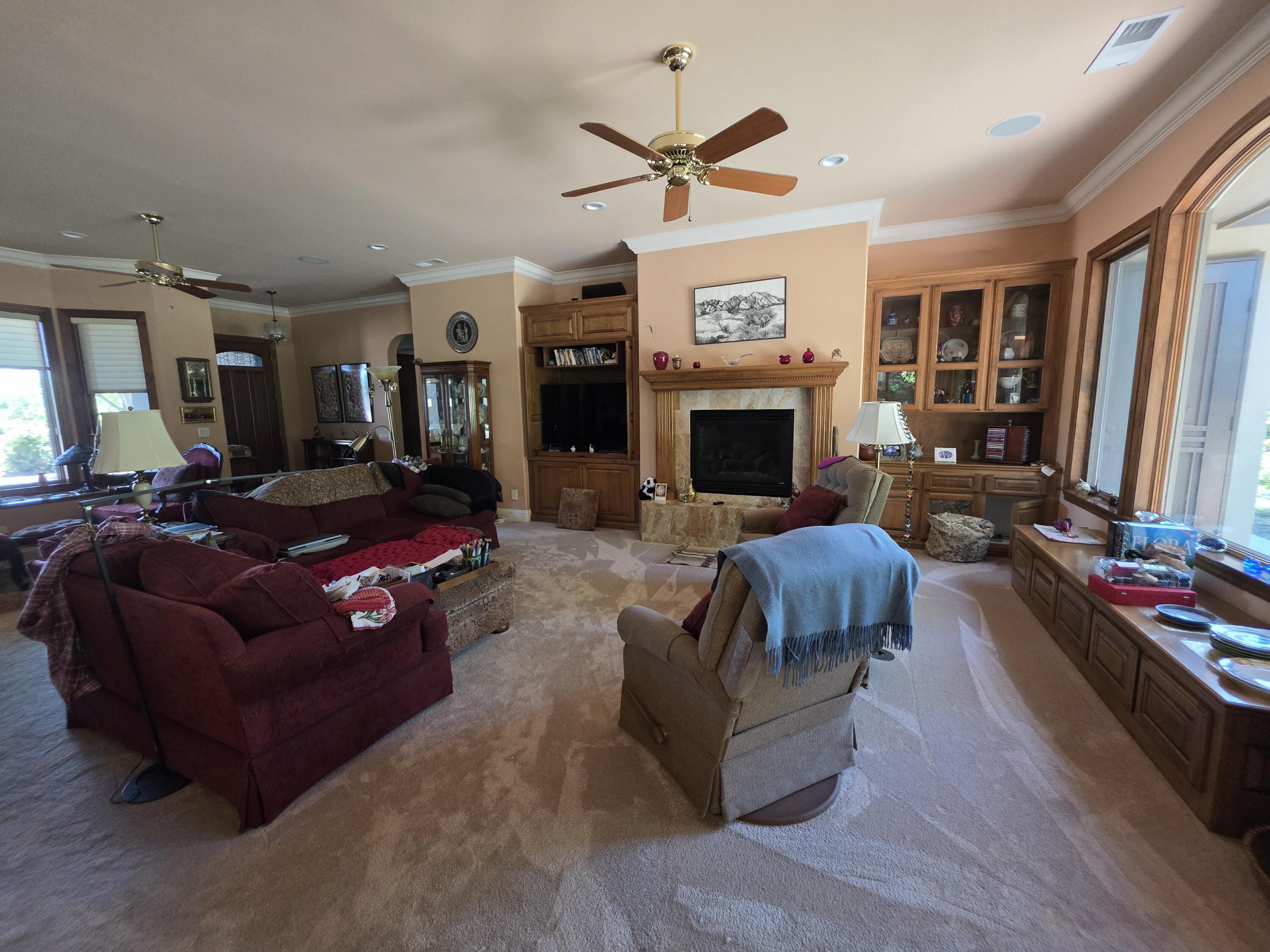 1072 Rorden Ave, Selma, CA 93662