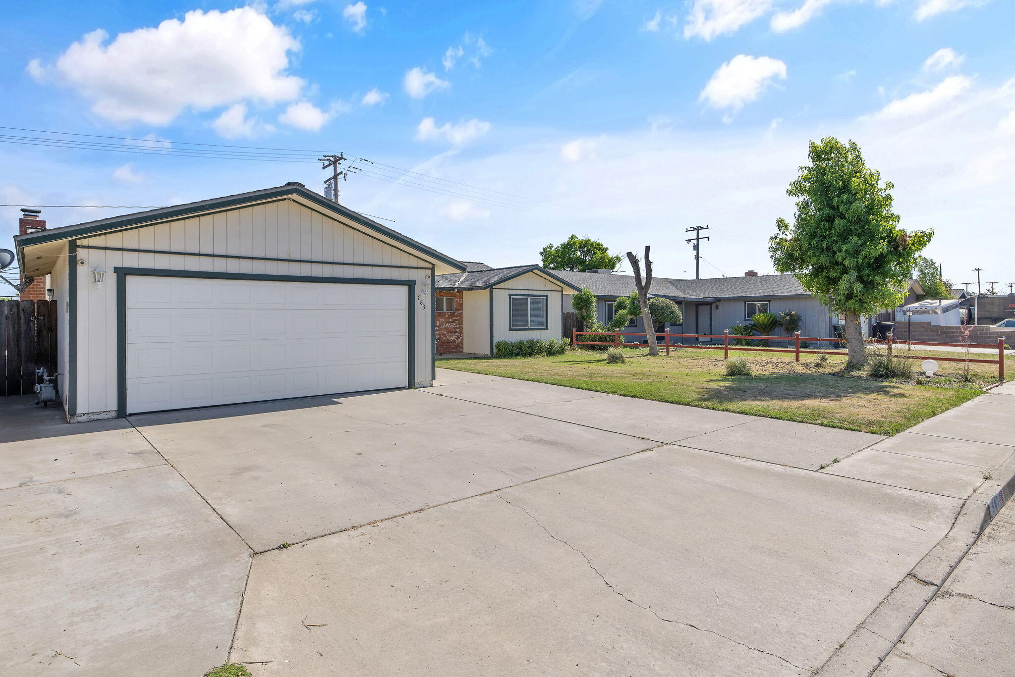 883 Clover Ln, Hanford, CA 93230