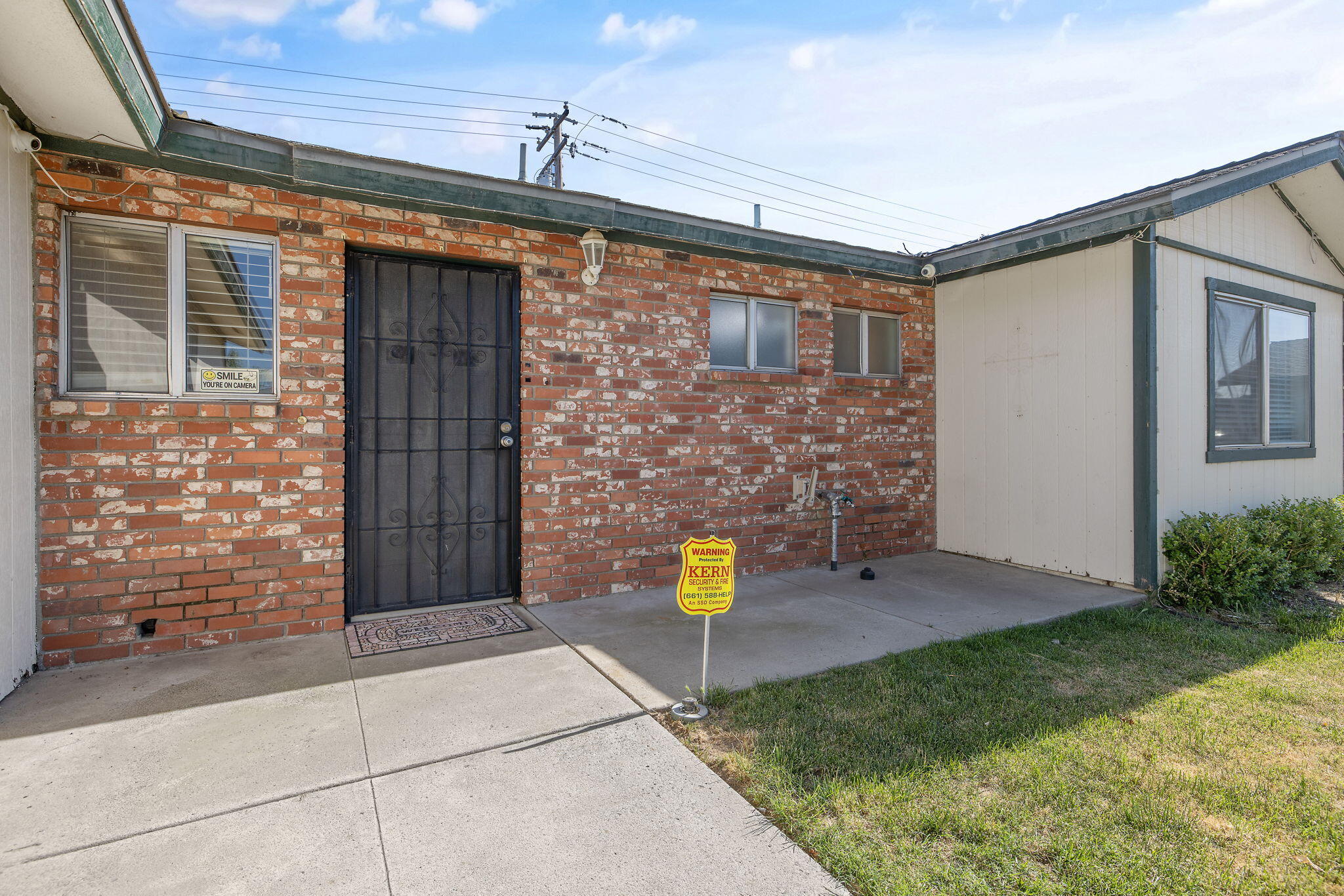 883 Clover Ln, Hanford, CA 93230